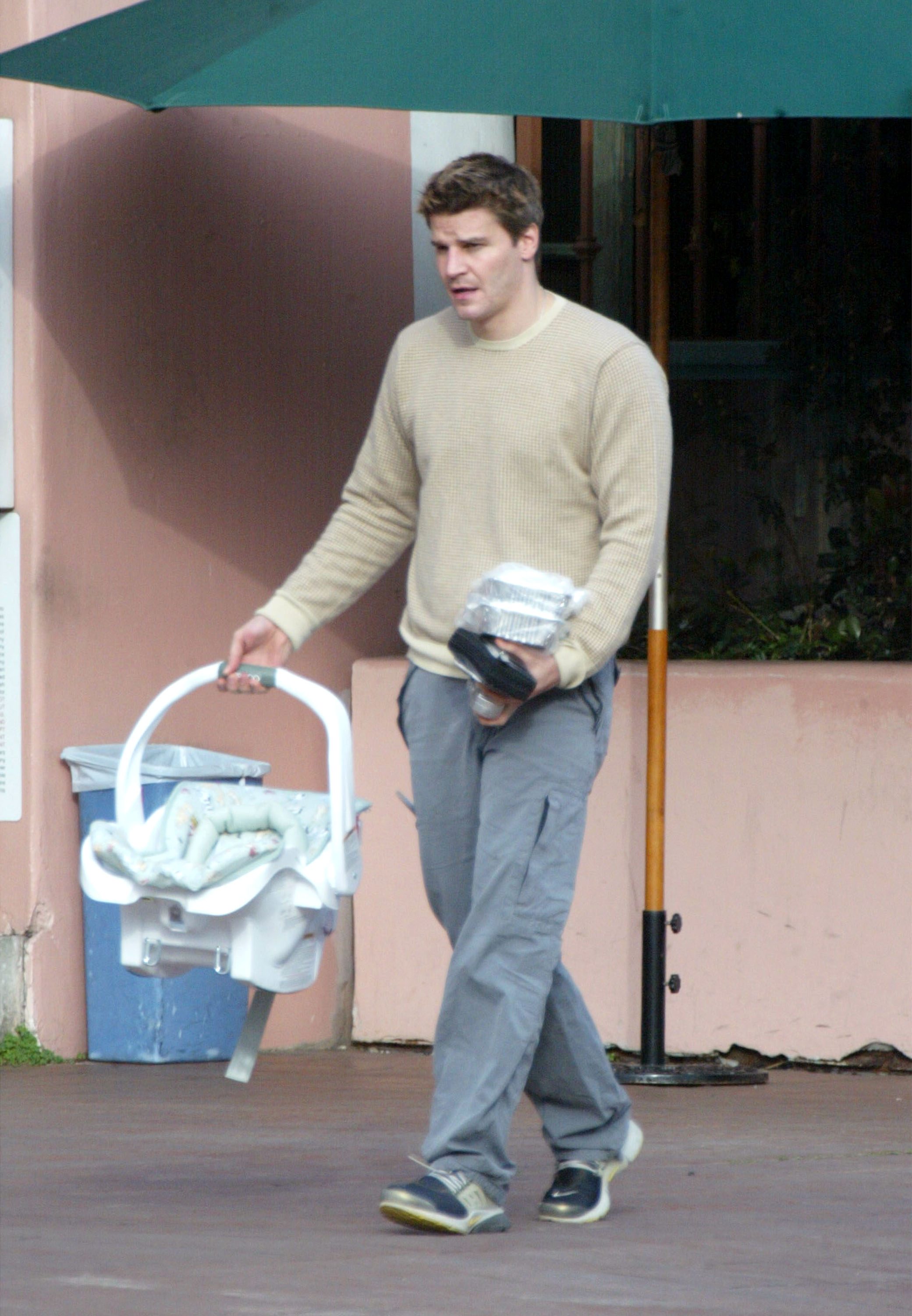 Actor David Boreanaz leaves The Ivy On The Shore restaurant after dining with his wife, actress Jaime Bergman and their newborn baby May 7, 2002, in Santa Monica, California | Source: Getty Images