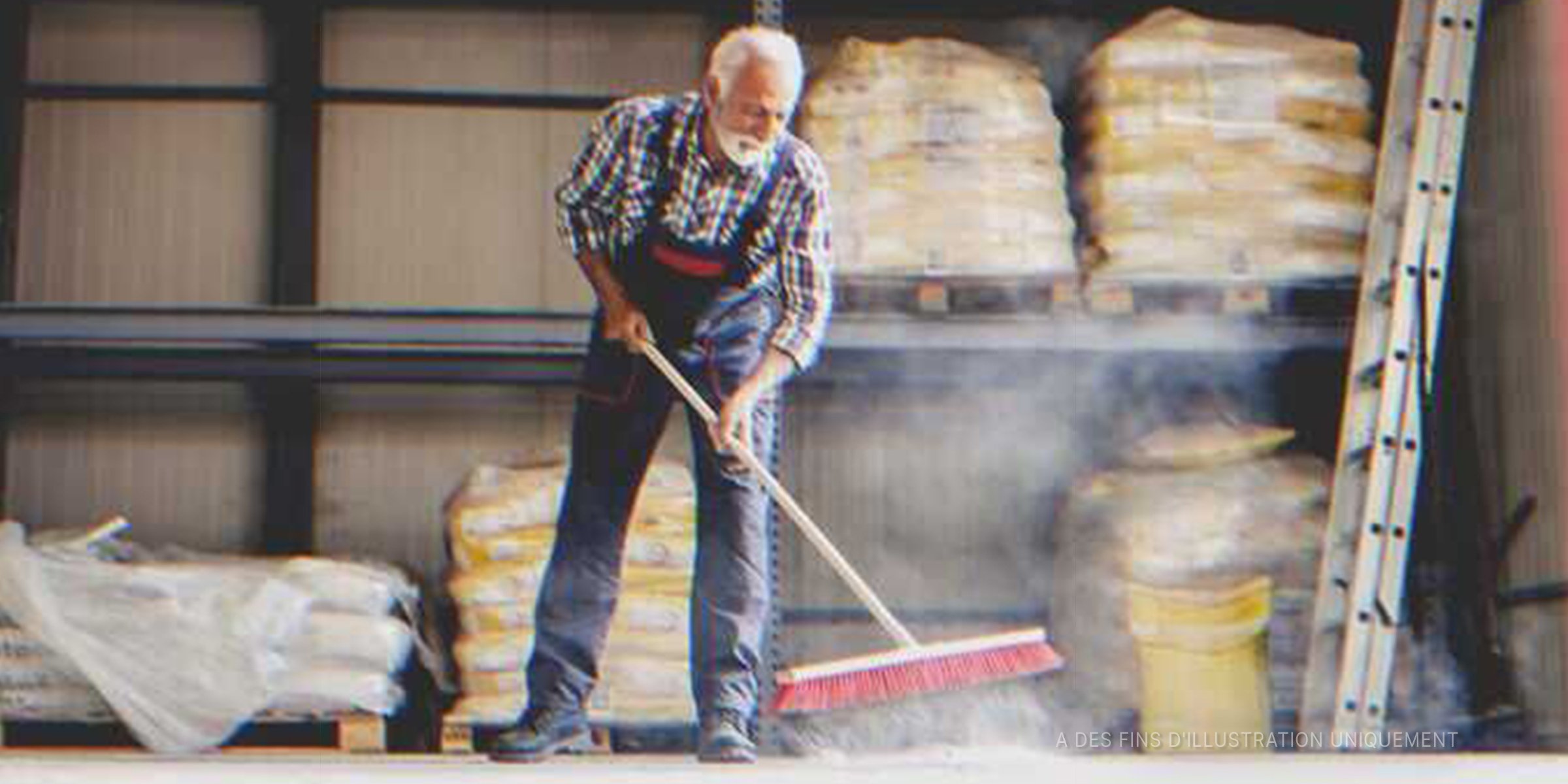 Un homme âgé balayant avec un balai | Photo : Shutterstock 