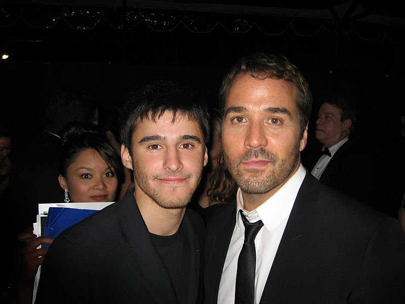 Josh Wood and actor Jeremy Piven, 2009. | Source: Wikimedia Commons