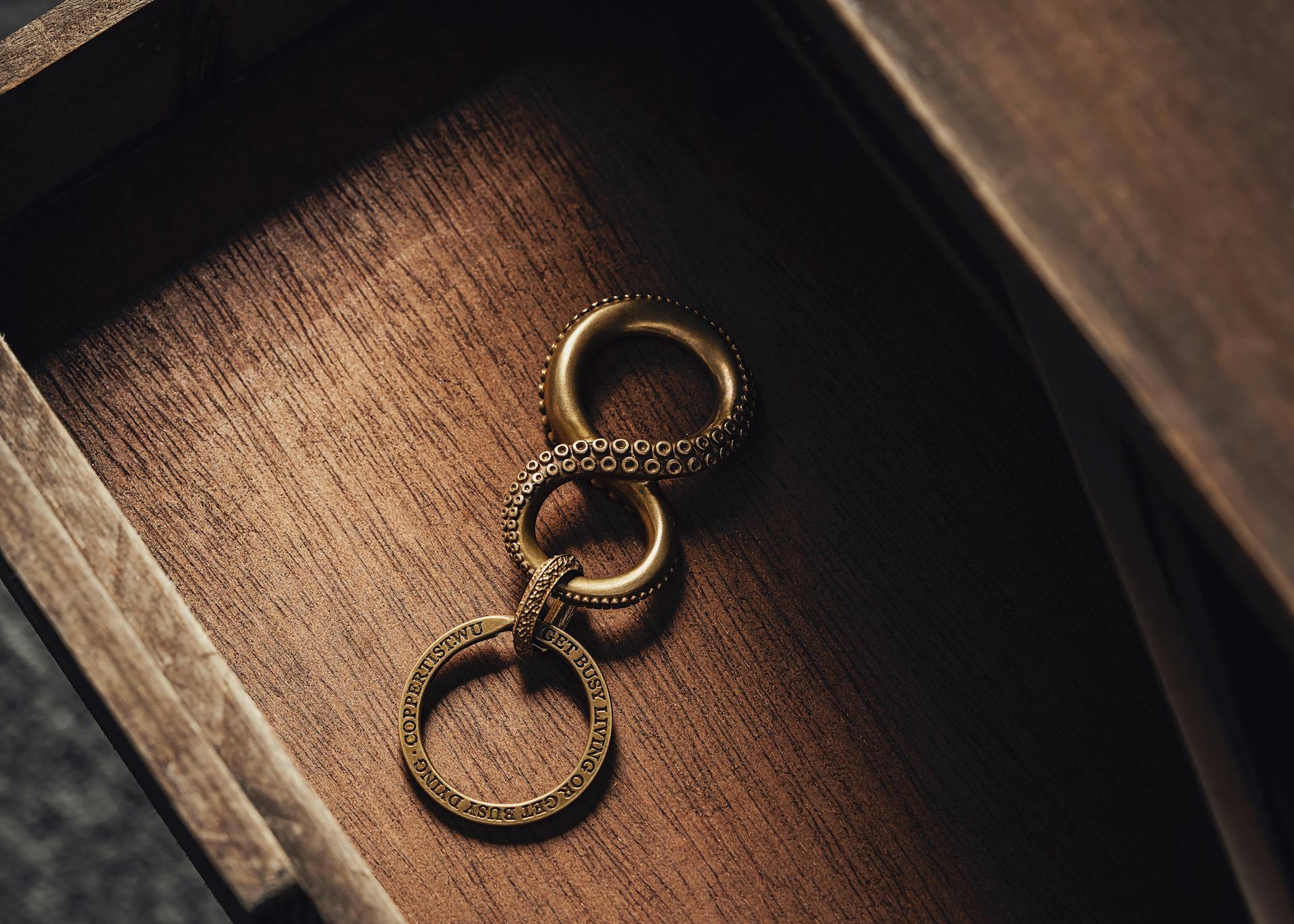 An open drawer with a keyring | Source: Pexels