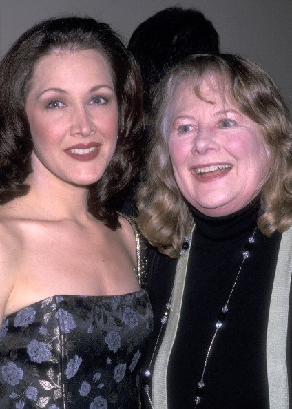 Shirley Knight and Kaitlin Hopkins on March 21, 2001 at Union Square Theatre in New York City. | Photo: Getty Images