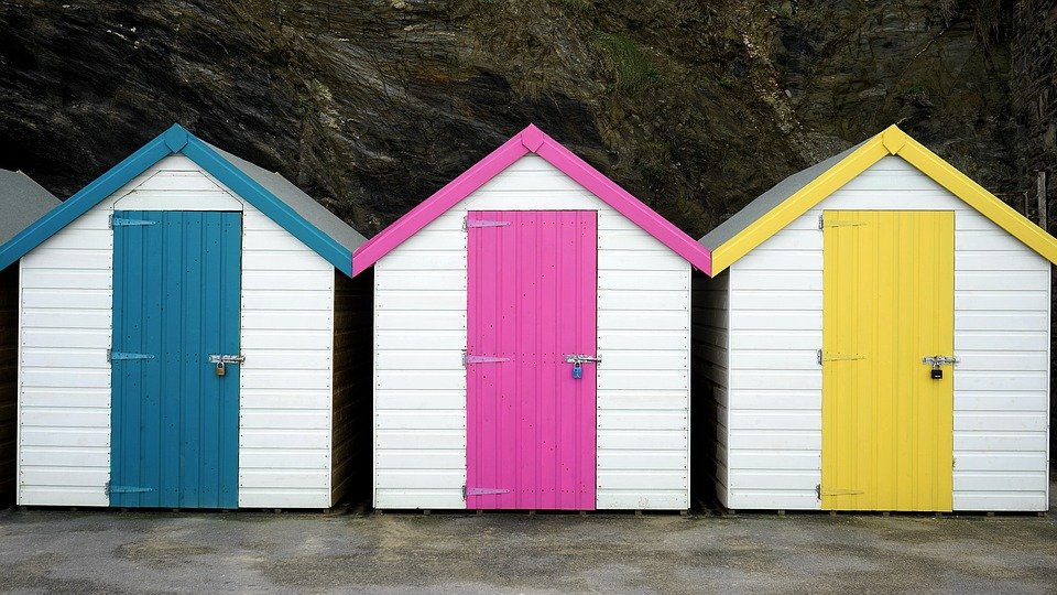 des cabane en couleur. | Photo : Pixabay