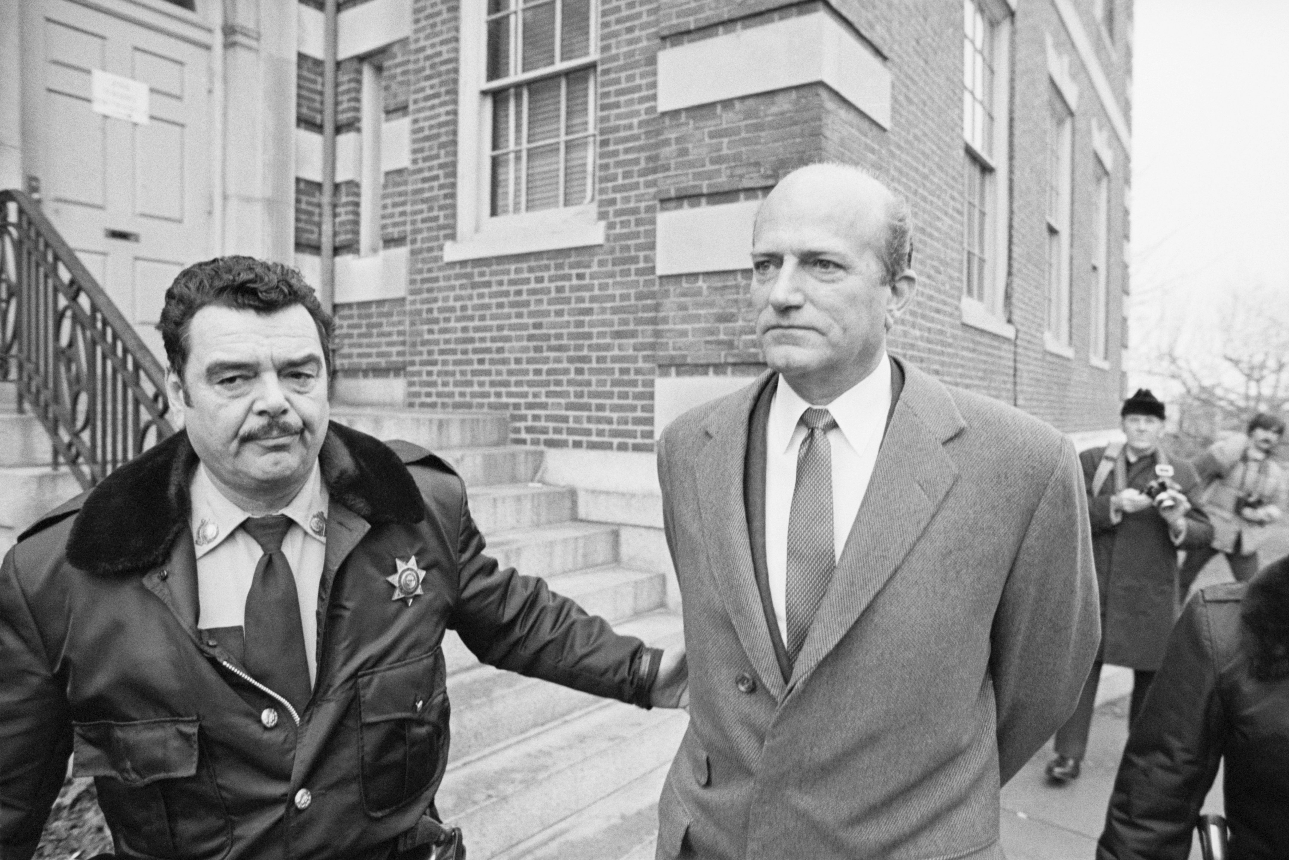 Claus von Bülow siendo escoltado a tribunal bajo cargos de intento de homicidio de su esposa en Newport, 1968. | Foto: Getty Images