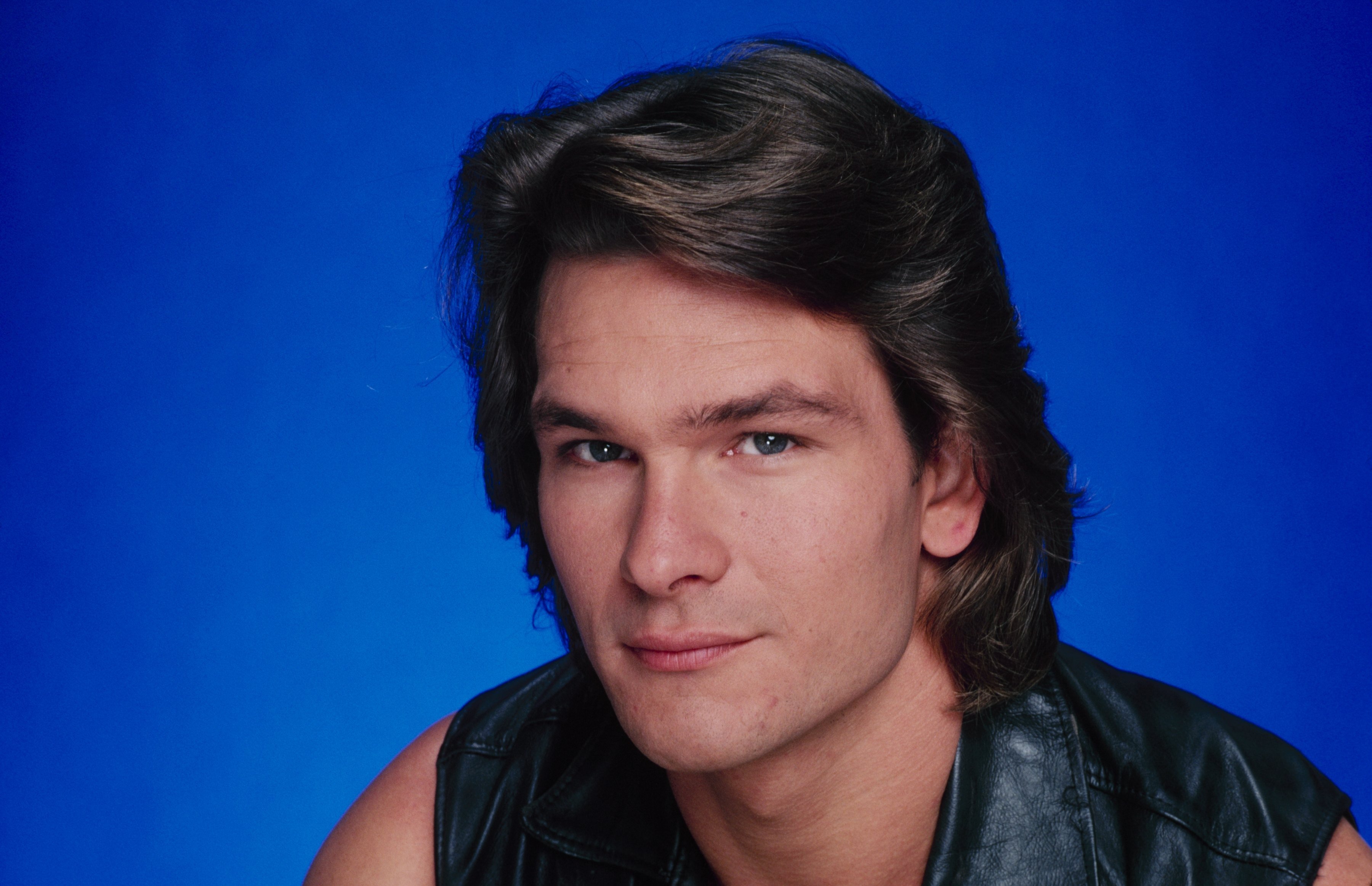The Renegades - Cast Galerie 1982, Foto von Patrick Swayze | Quelle: Getty Images The Renegades - Cast Galerie 1982, Foto von Patrick Swayze | Quelle: Getty Images