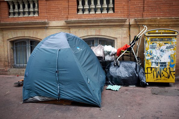 Une tente de SDF dans une rue de Toulouse. |Photo : Getty Images