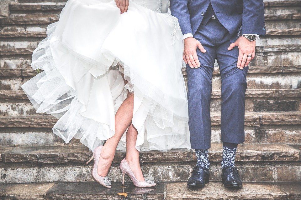 Novios casándose. | Foto: Pixabay
