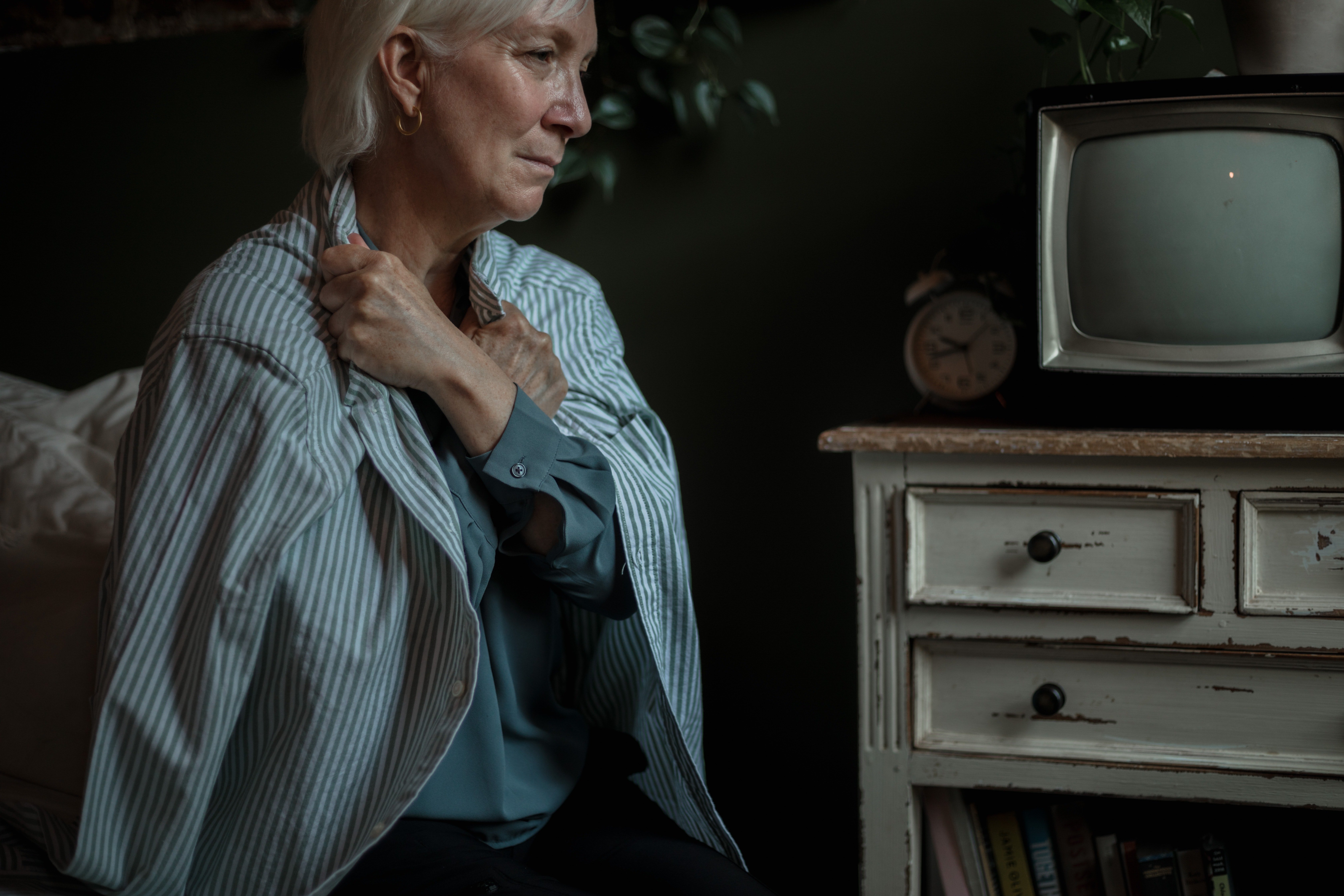Mujer mayor sentada. | Foto: Pexels
