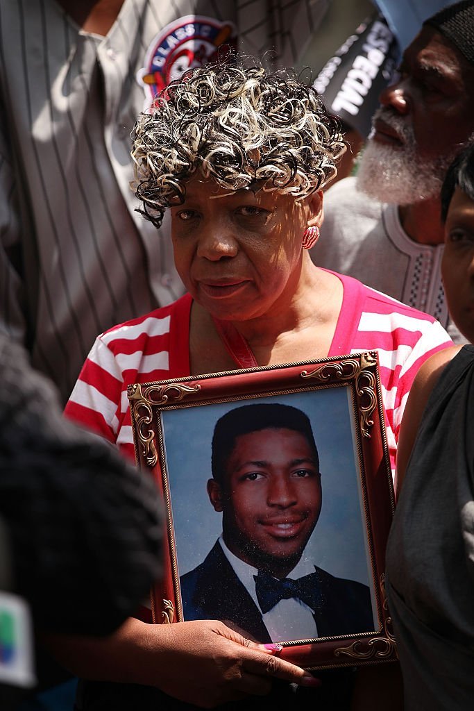 Gwen Carr, the mother of Eric Garner, joins activists, community leaders and other family members who have lost loved ones in incidents involving the New York City Police Department (NYPD) in a demonstration in front of Governor Andrew Cuomo's office | Photo: Getty Images