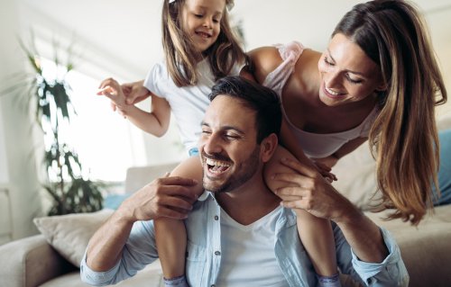 Glückliche Familie | Quelle: Shutterstock