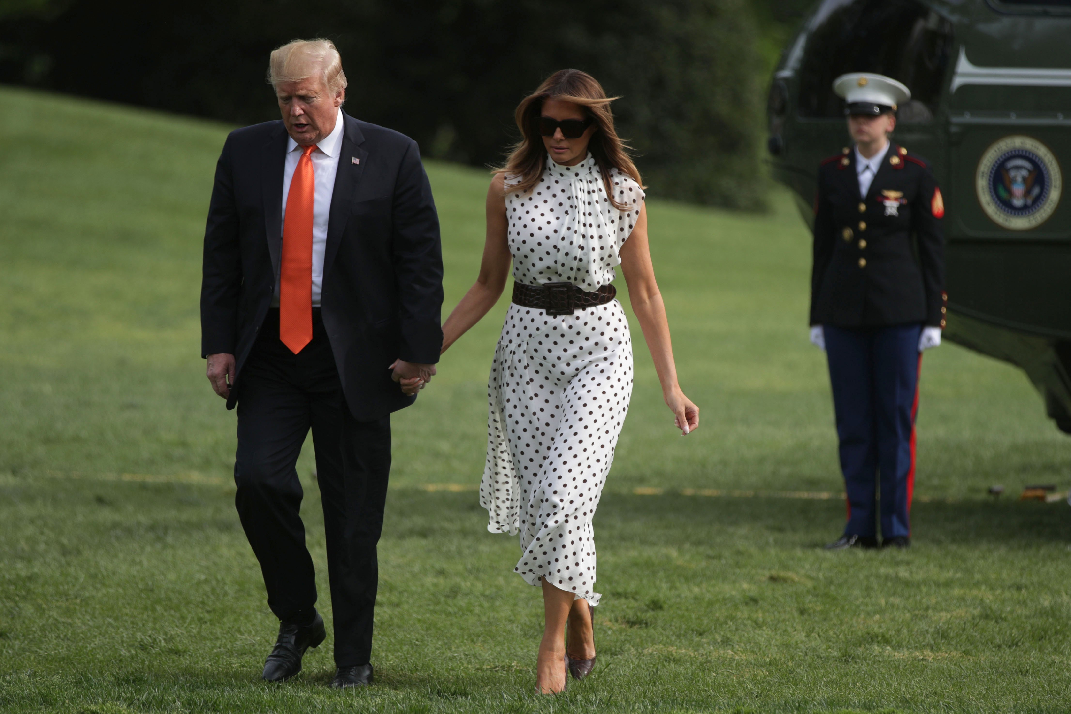 Melania Trump walks alongside her husband President Donald Trump | Photo: Getty Images