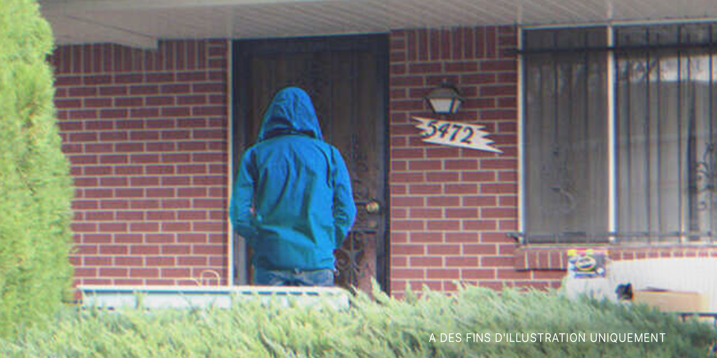 Un adolescent qui attend près d'une porte d'entrée. | Source : Flickr / AFL-CIO Field (CC BY 2.0)