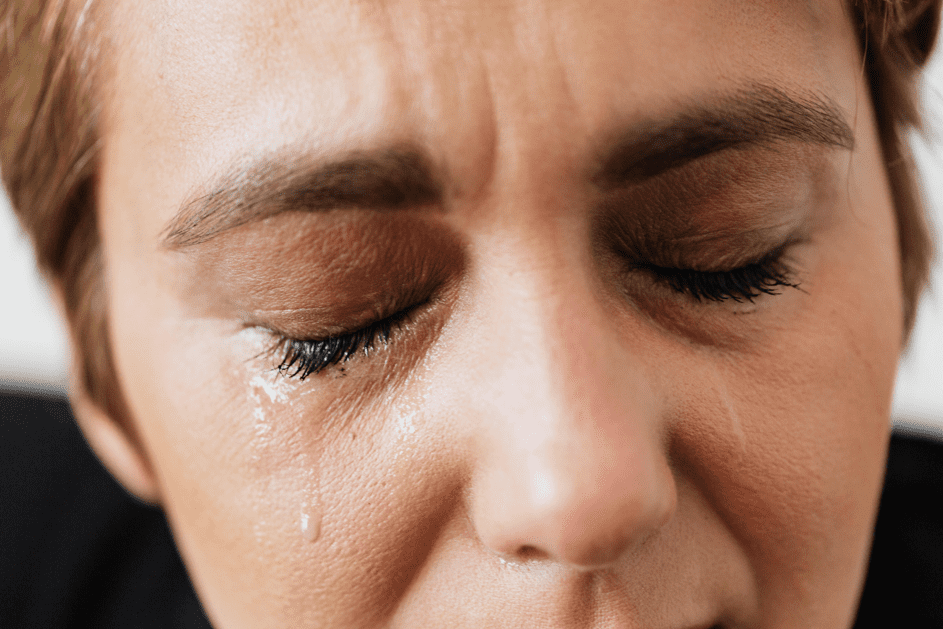 Nina konnte die Tränen nicht zurückhalten, als sie hörte, dass ihr Mann und ihre Tochter verstorben waren. | Quelle: Pexels