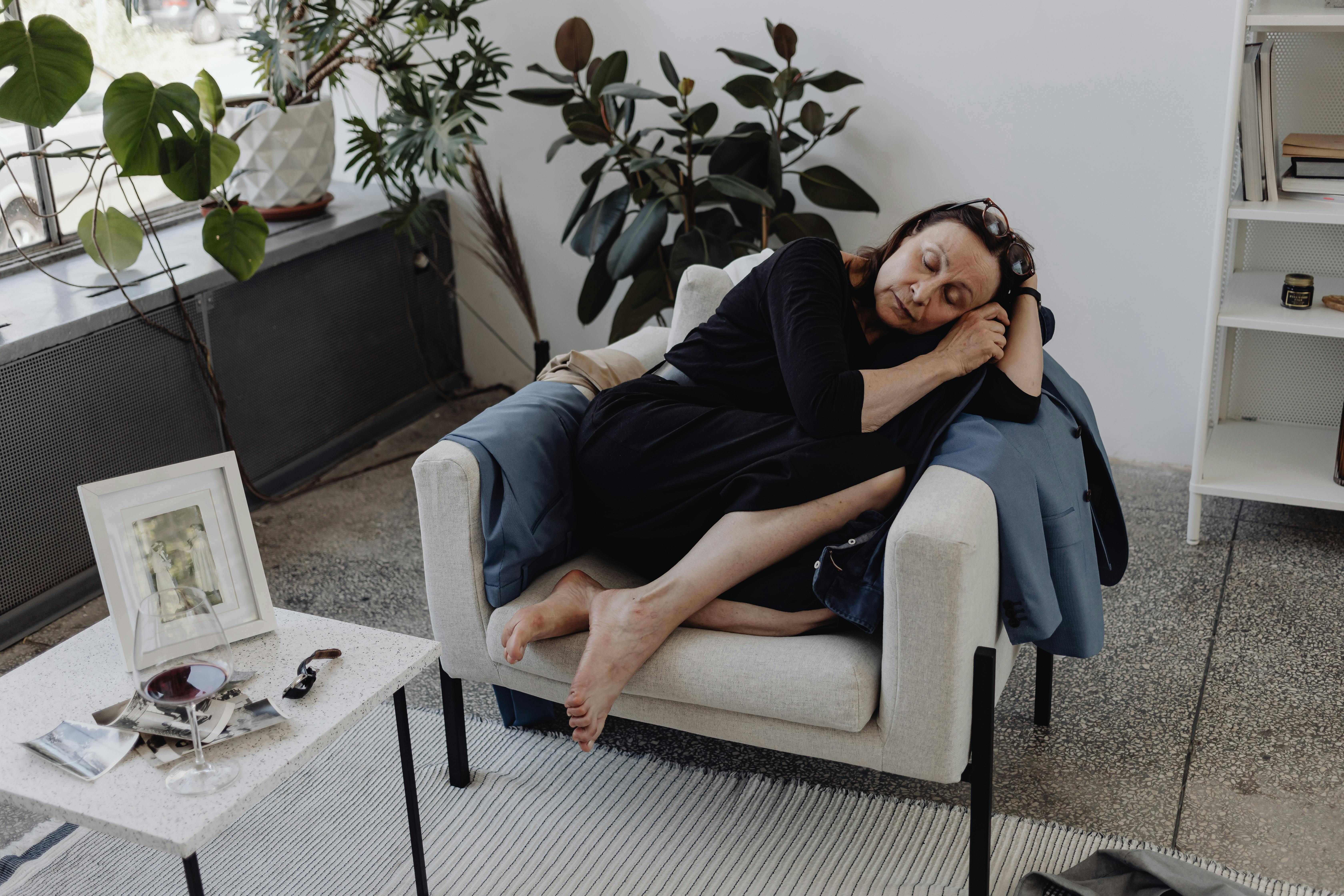A woman napping on a chair | Source: Pexels
