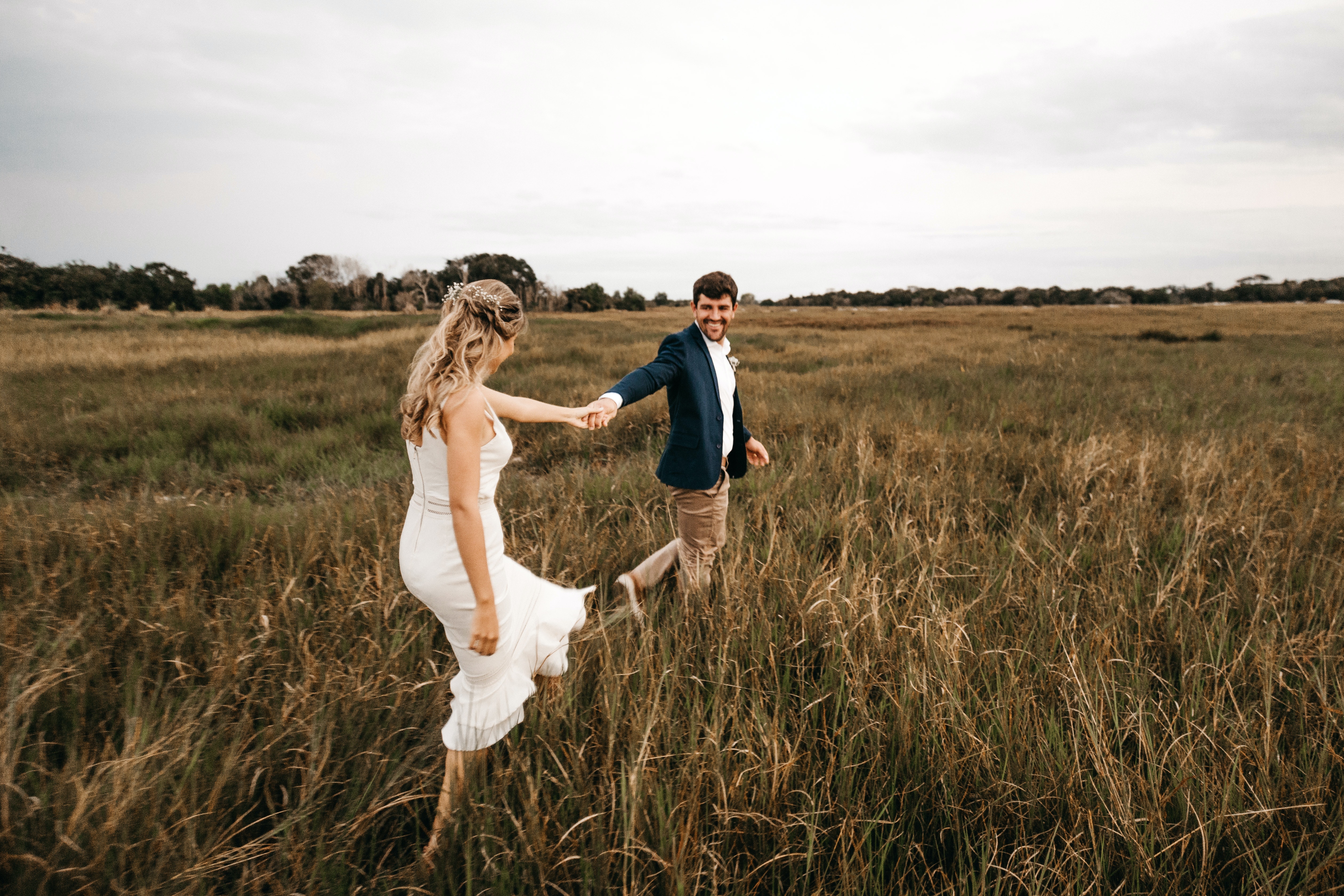Couple walking in a field | Source: Pexels