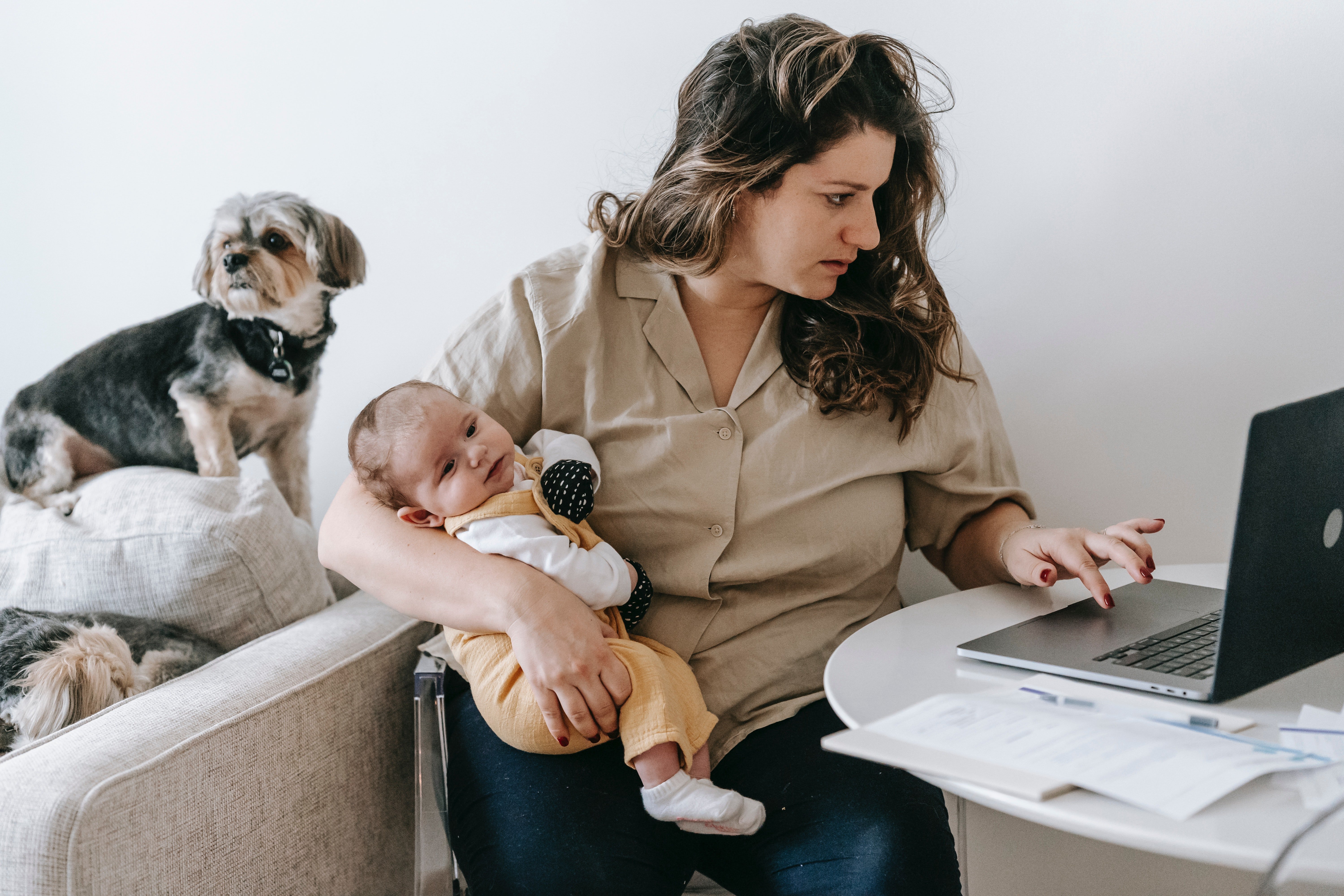 Madre con bebé revisando las redes. | Foto: Shutterstock