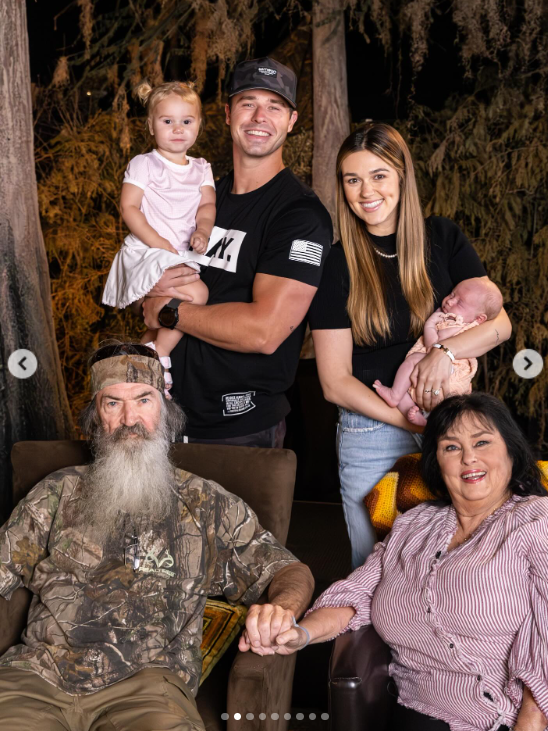 Phil and Kay Robertson are pictured with their granddaughter Sadie Robertson Huff, her husband Christian Huff, and their two children in a family photo shared on social media | Source: Instagram/@legitsadierob