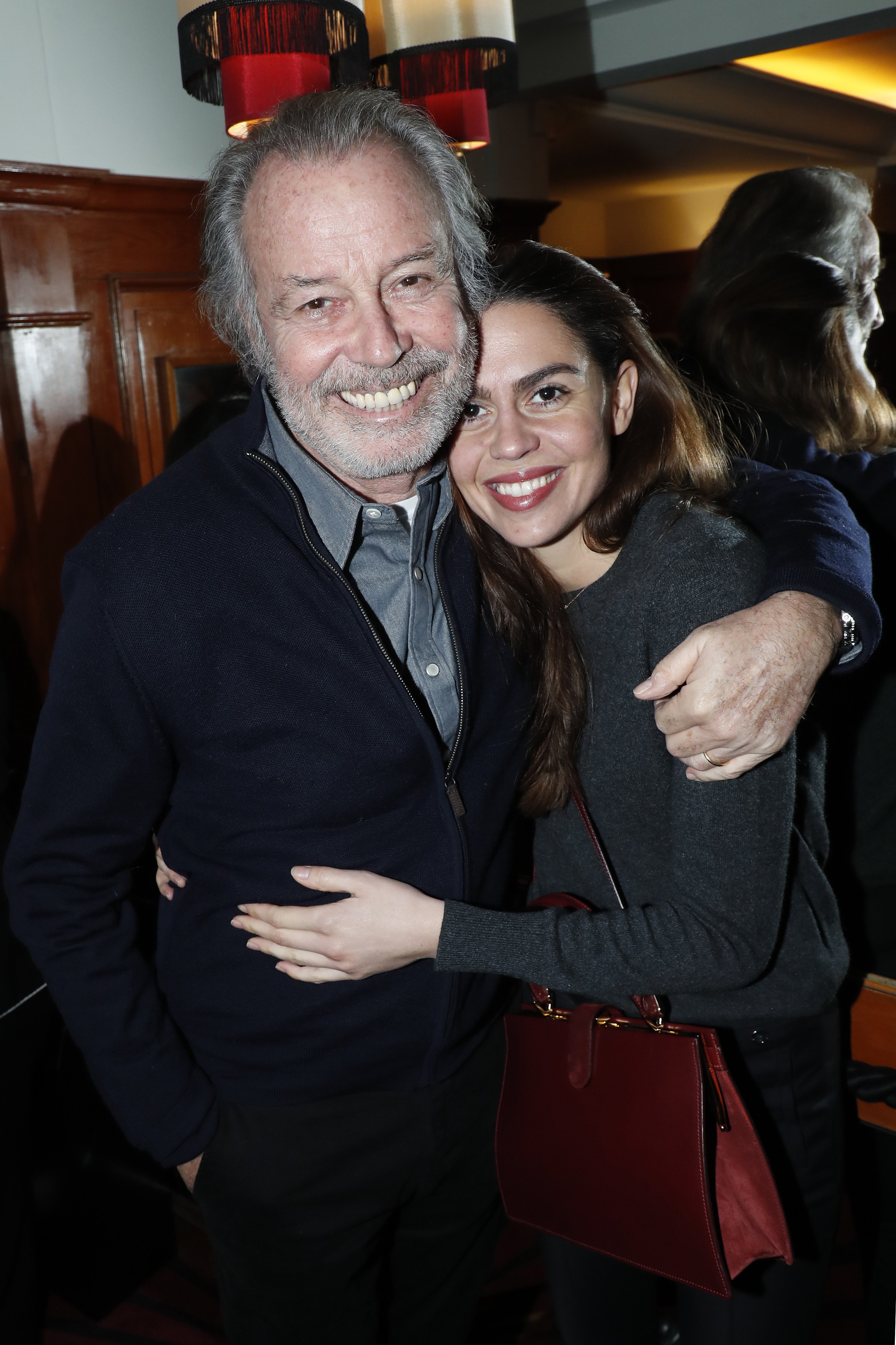 Michel Leeb et sa fille Elsa Leeb assistent à la remise des insignes d'officier de la Légion d'honneur à Claude Lelouch au "Club 13" le 13 février 2019 à Paris, France. | Photo : Getty Images