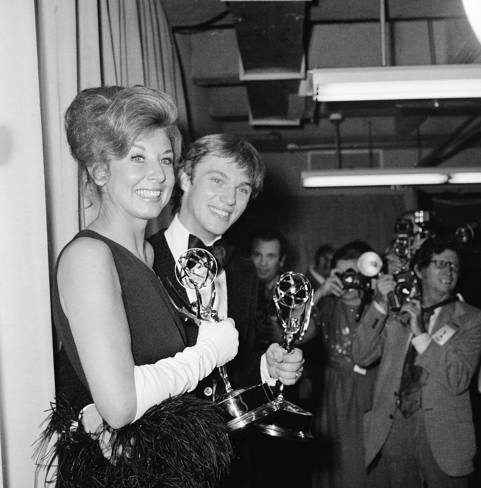 Michael Learned and Richard Thomas photographed holding their Emmy Awards for Outstanding Continued Performance in a Leading Role on May 20, 1973. | Source: Getty Images