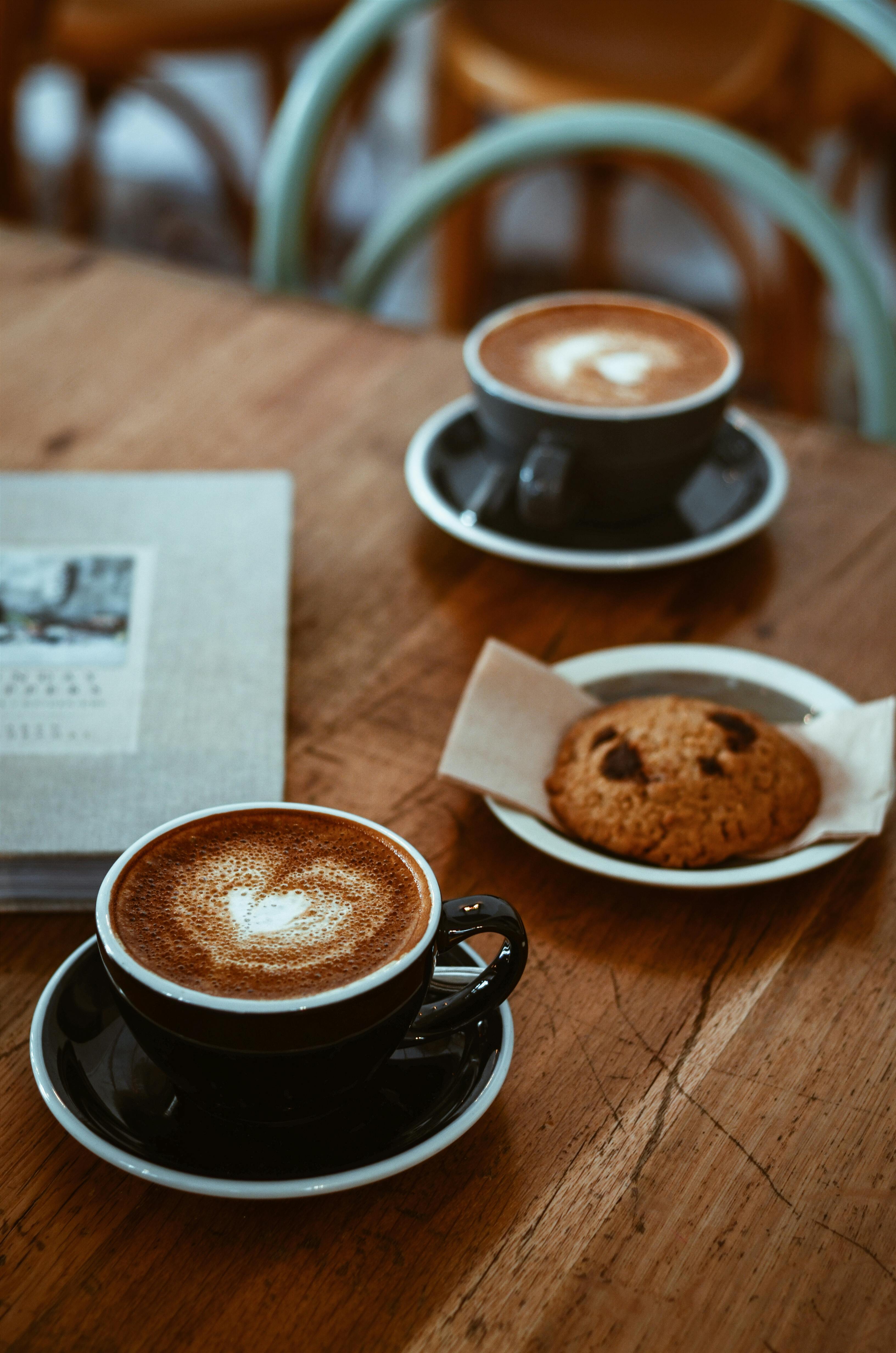 Two cups of coffee and a cookie | Source: Pexels