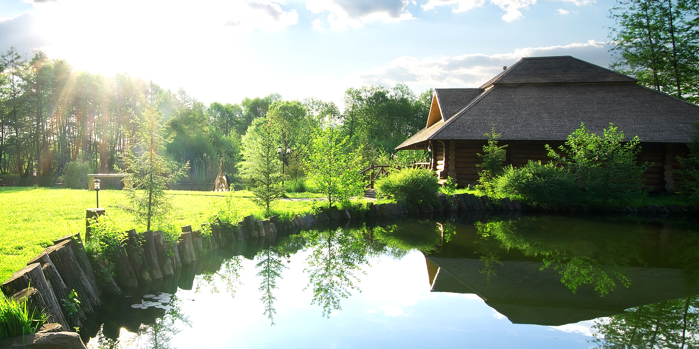 A house with a pond | Source: Shutterstock