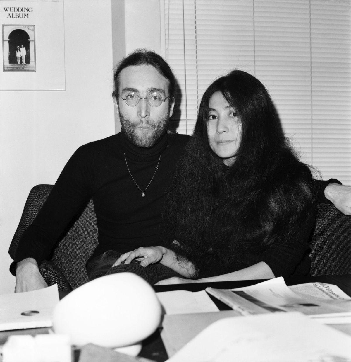 Beatles singer John Lennon with wife Yoko Ono at Apple's headquarters as he sends his MBE back to The Queen on November 25, 1969 | Photo: WATFORD/Mirrorpix/Getty Images