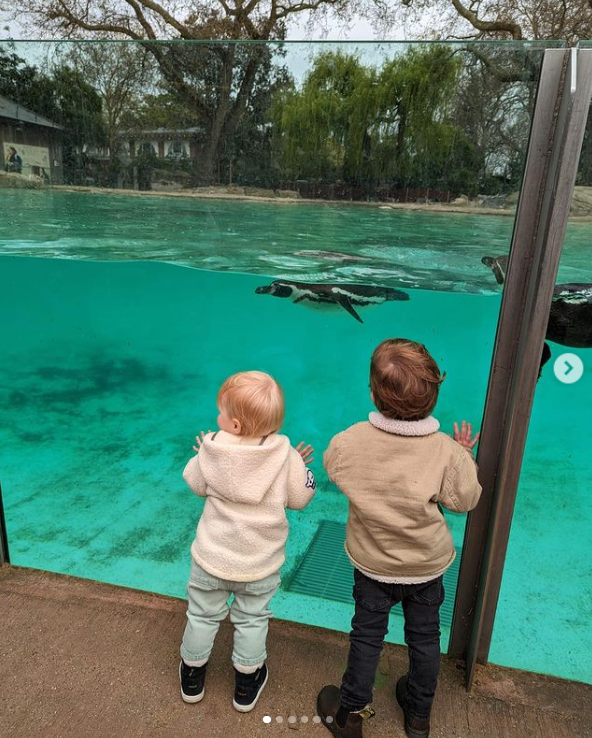 Sienna Elizabeth Mapelli Mozzi and her cousin August Philip Hawke Brooksbank look at the aquarium at London Zoo. | Source: Instagram/princesseugenie