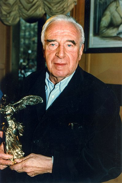 Claude Sautet reçoit le 53ème Prix Louis Deluc à Paris le 14 décembre 1995, France. |Photo : Getty Images.
