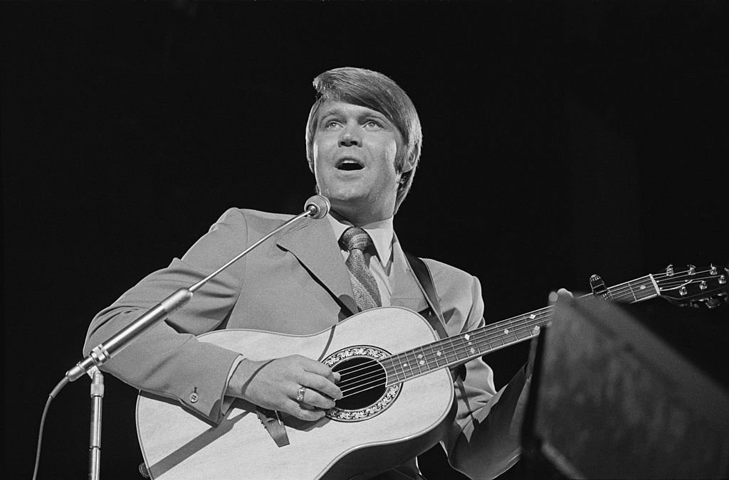 Glen Campbell performing on the BBC's 'Young Generation' TV show, UK, circa 1970 | Photo: GettyImages