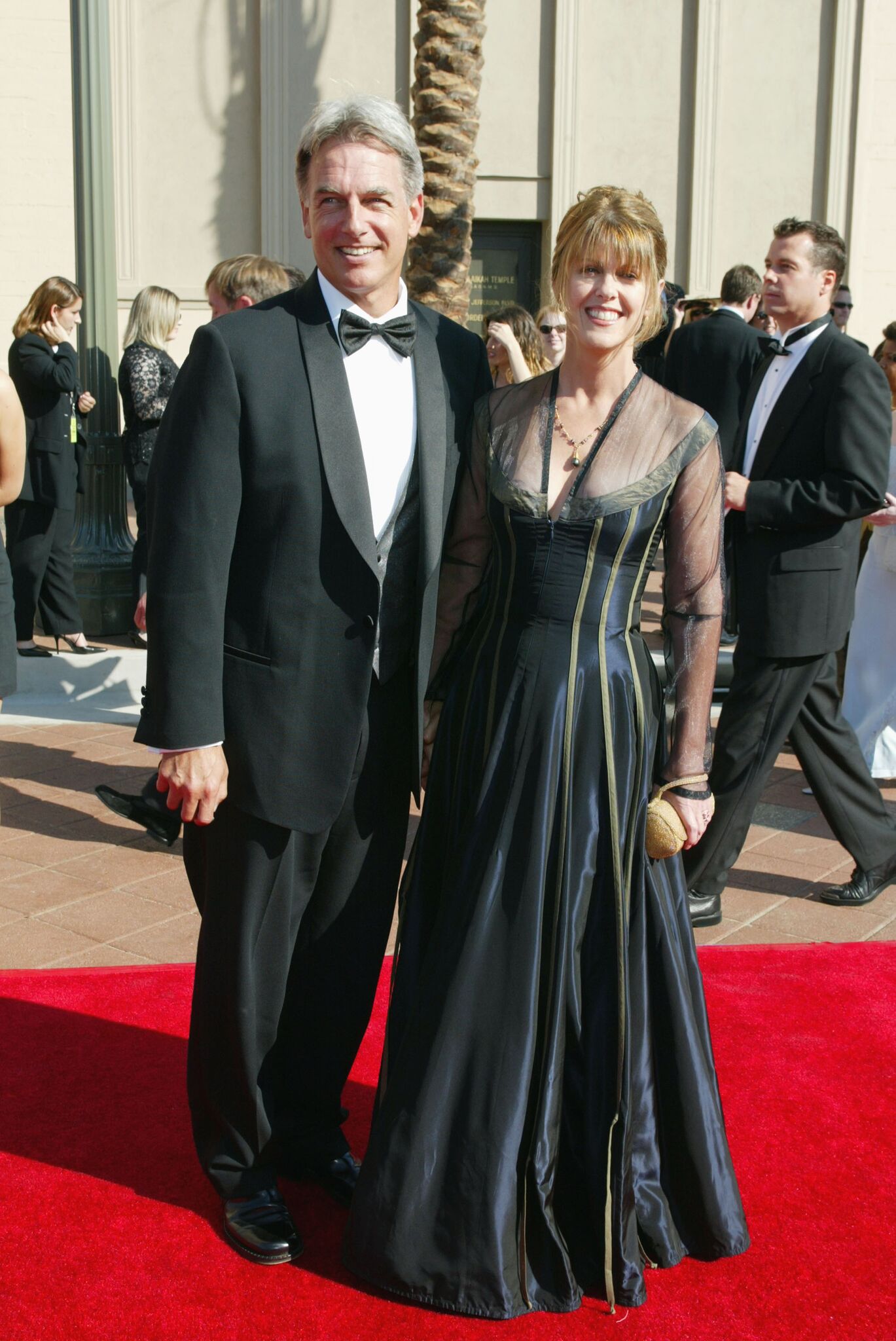 Mark Harmon and Pam Dawber at the 2002 Creative Arts Emmy Awards at the Shrine Auditorium. | Photo: Getty Images