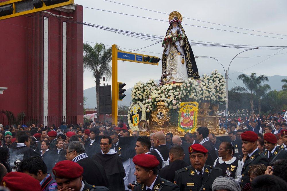 Devotos en procesión de Santa Rosa de Lima.| Fuente: Shutterstock Devotos en procesión de Santa Rosa de Lima.| Fuente: Shutterstock