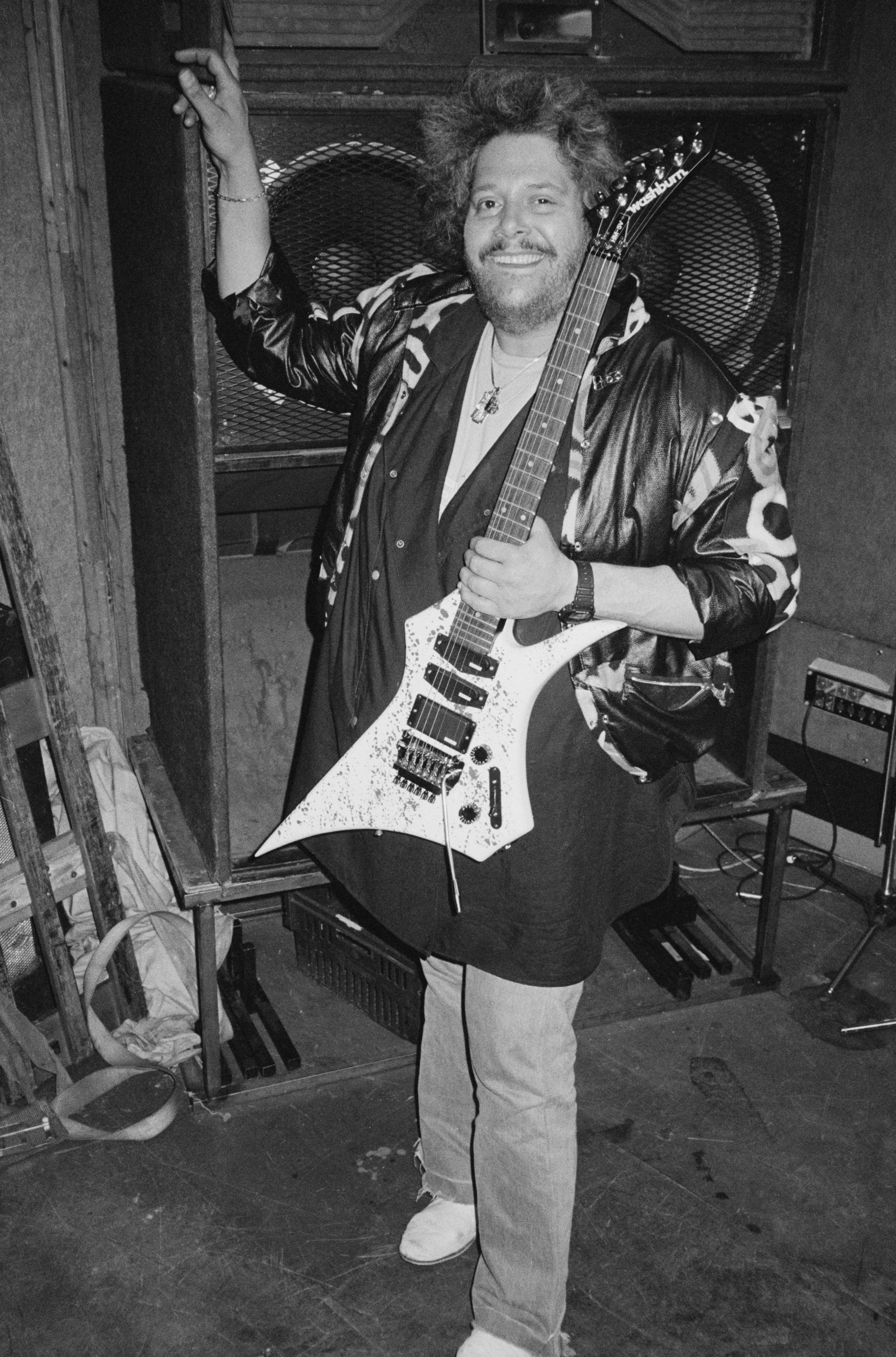 Leslie West of Mountain poses with a Washburn guitar in a rehearsal studio in 1984 in London, United Kingdom | Photo: Erica Echenberg/Redferns/Getty Images
