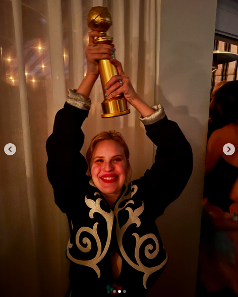 Tallulah Willis posing with her mom's Golden Globe award, posted on January 7, 2025 | Source: Instagram/buuski