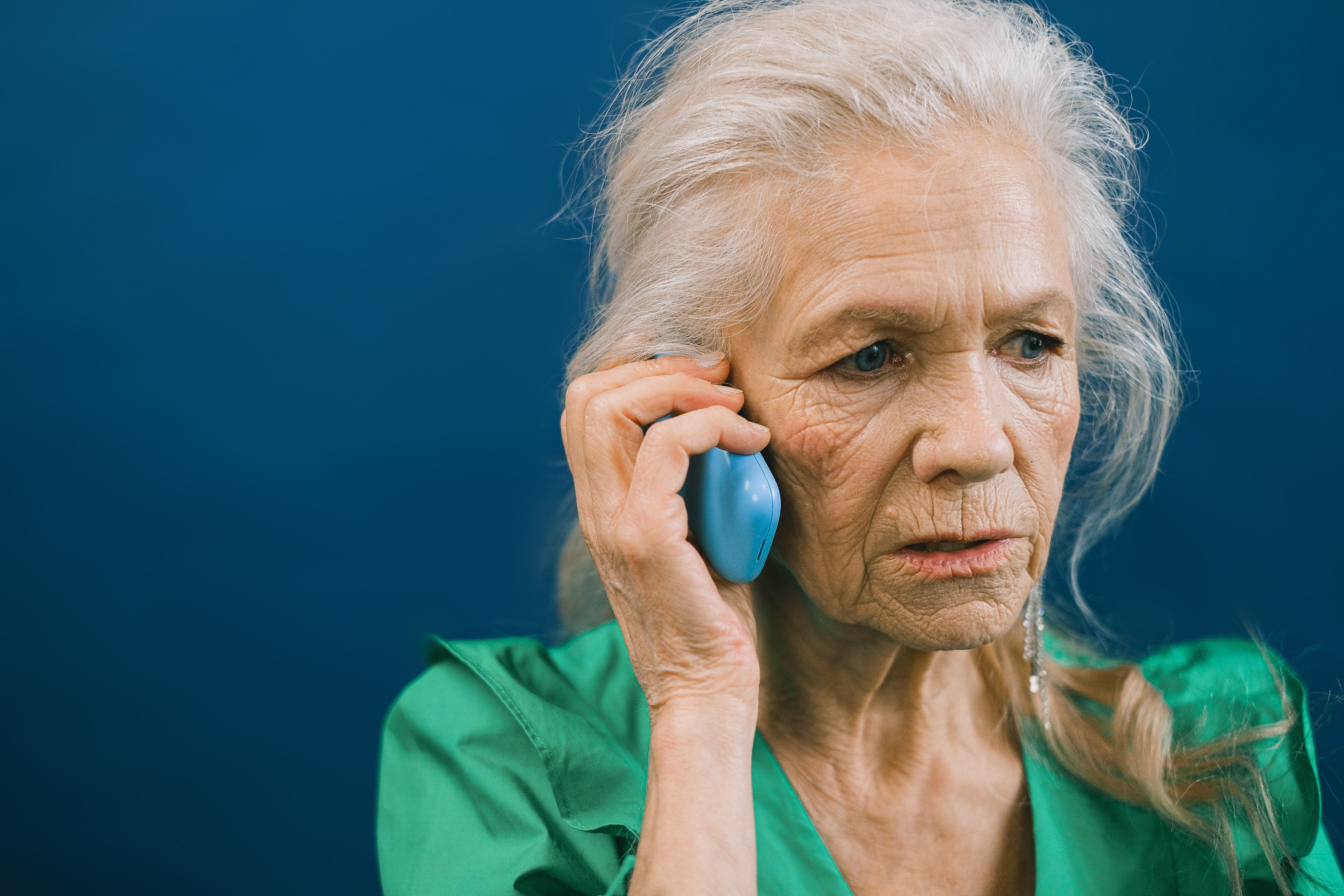 Mujer mayor con rostro de angustia. | Foto: Pexels