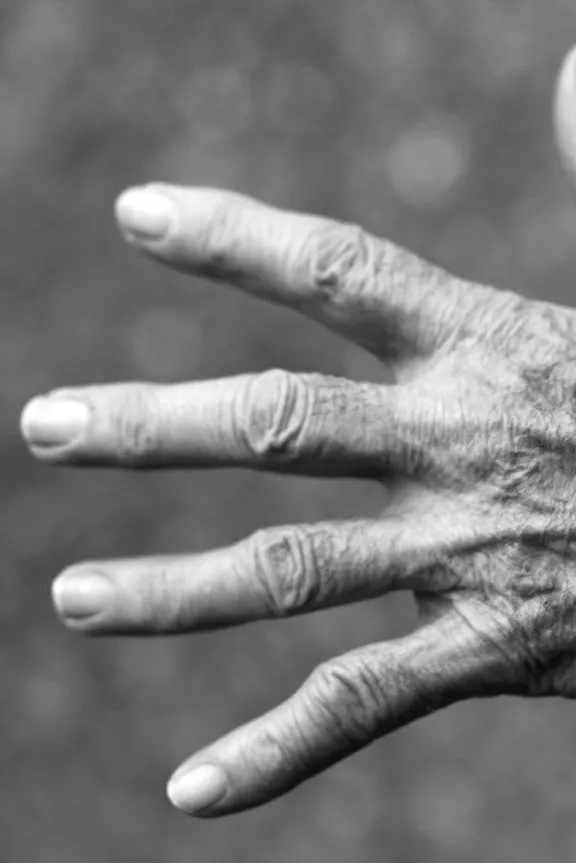 Il a senti une main qui le tirait en arrière. | Source : Pexels
