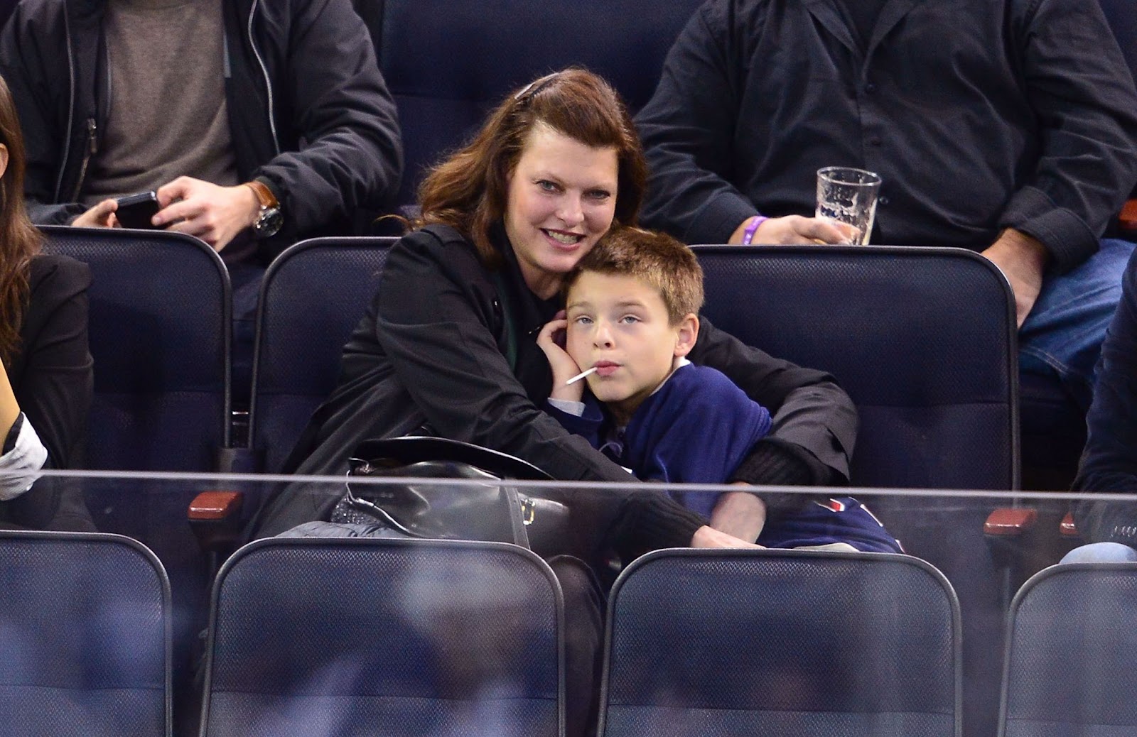 Linda Evangelista shared a sweet moment with her son Augustin at the New York Rangers vs. Winnipeg Jets game on November 1, 2014. Though she was known for her runway presence, Evangelista cherished these low-key outings with her son, embracing her role as a loving mom. | Source: Getty Images