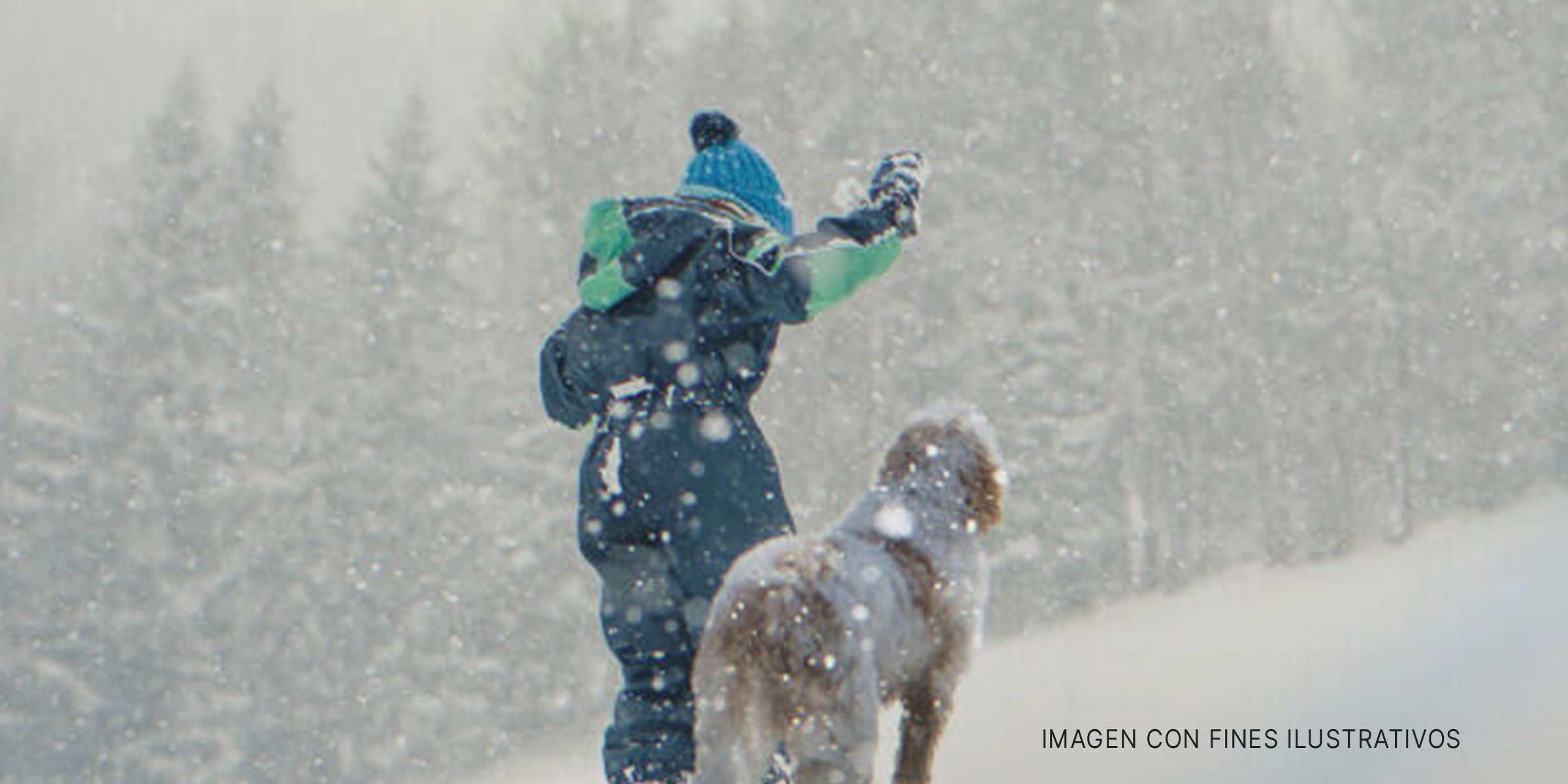 Un niño y un perro jugando en la nieve | Foto: Getty Images