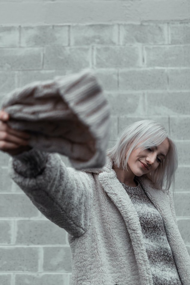 Une femme aux cheveux blancs. l Source : Unsplash