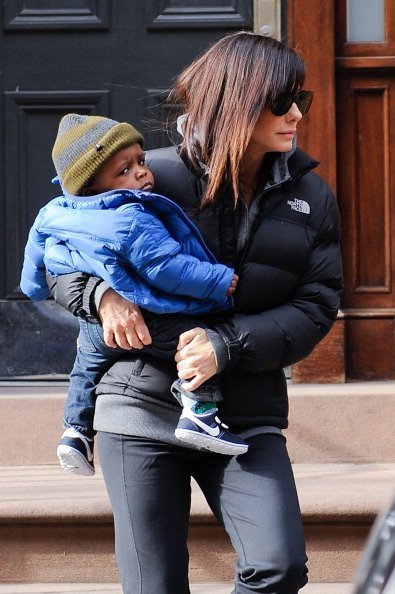 Sandra Bullock and her son Louis Bullock leave their Soho home on January 20, 2011 | Photo: Getty Images