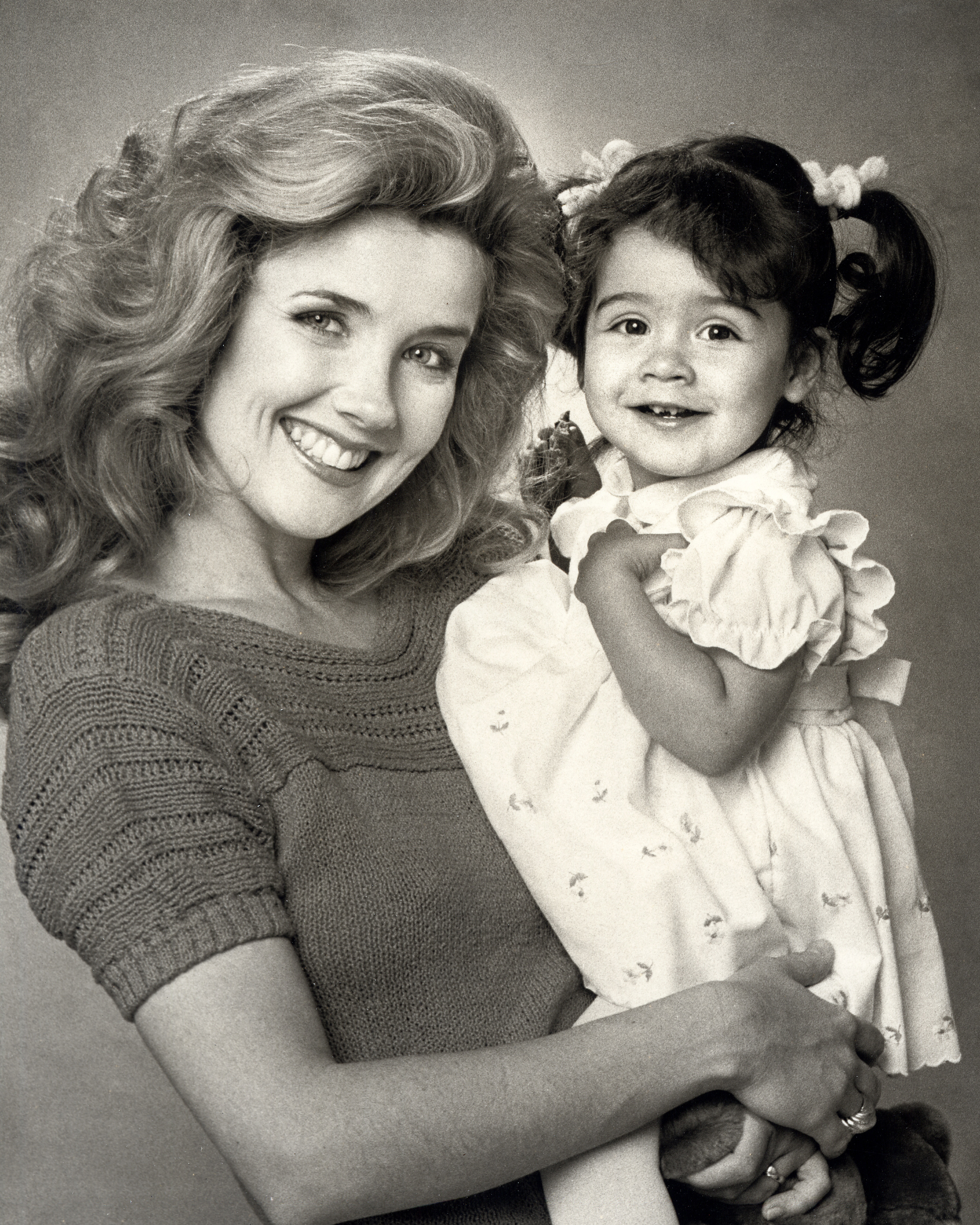 Melody Thomas Scott and her daughter at their home in Los Angeles on April 20, 1984 | Source: Getty Images