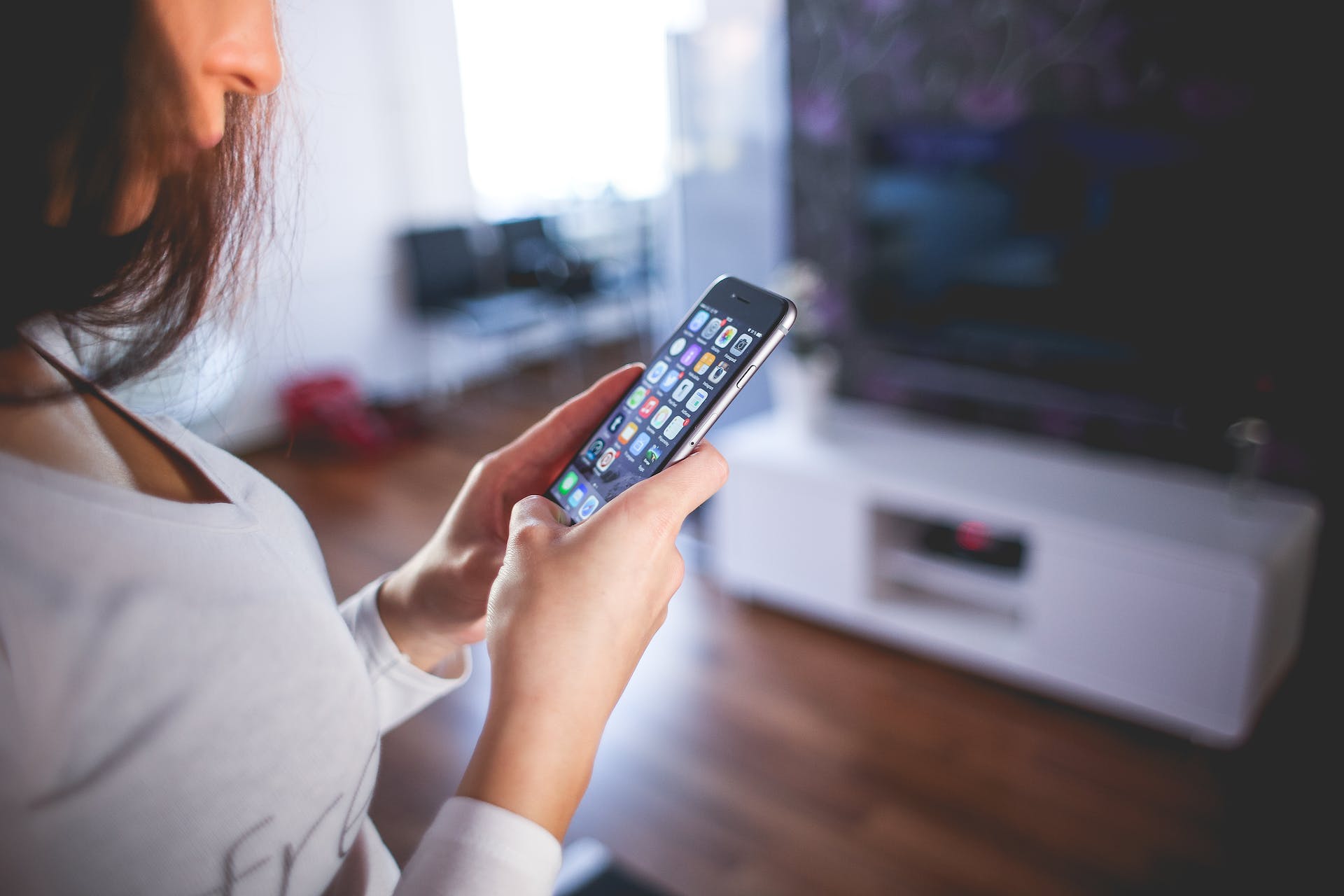 A woman using her smart phone | Source: Pexels