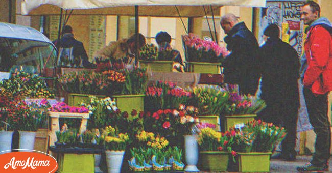 Blumenladen Sonntag Geöffnet In Der Nähe Mann kauft im Blumenladen Lilien für Mädchen, das knapp bei Kasse ist