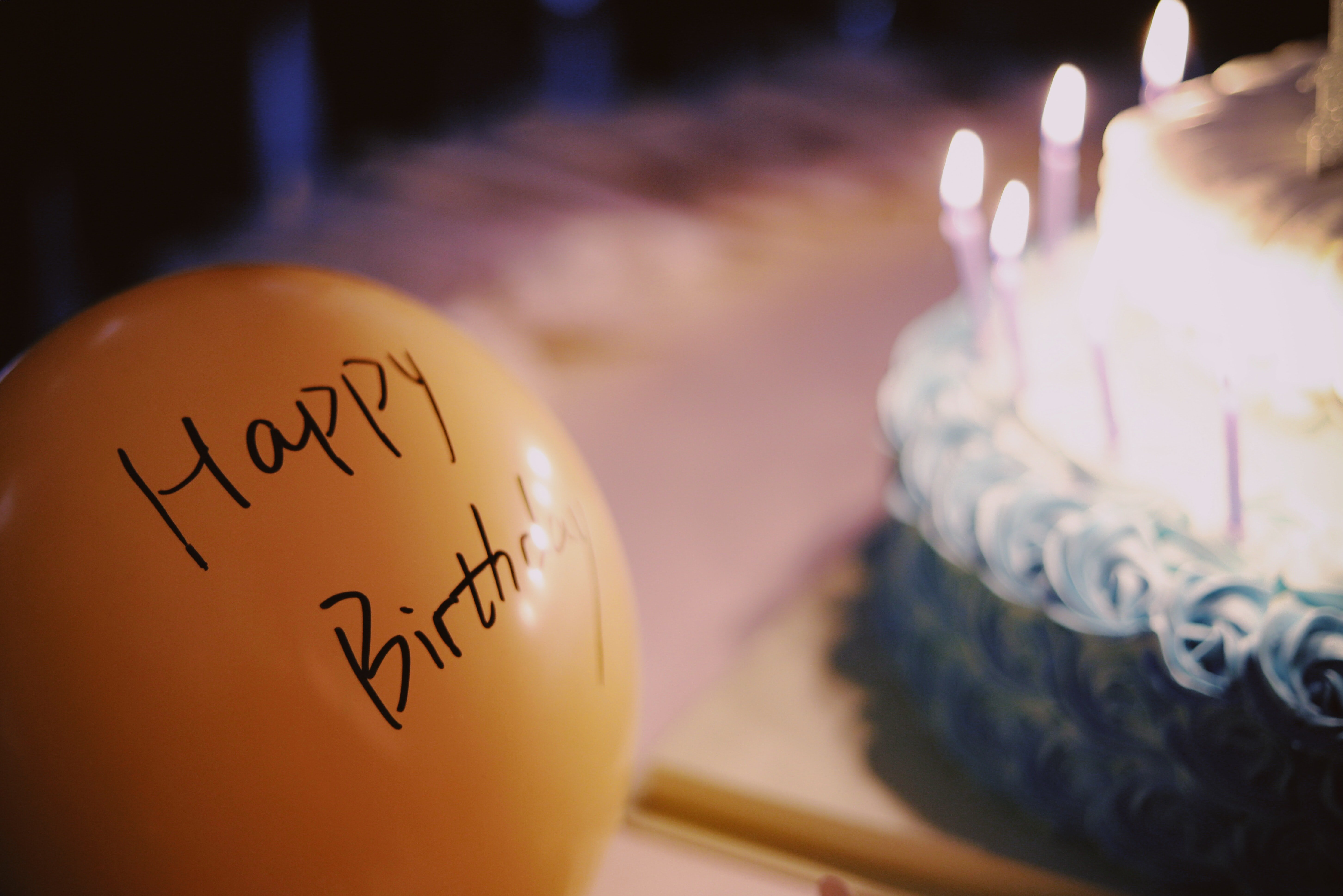 Pastel y globo de cumpleaños. | Foto: Unsplash