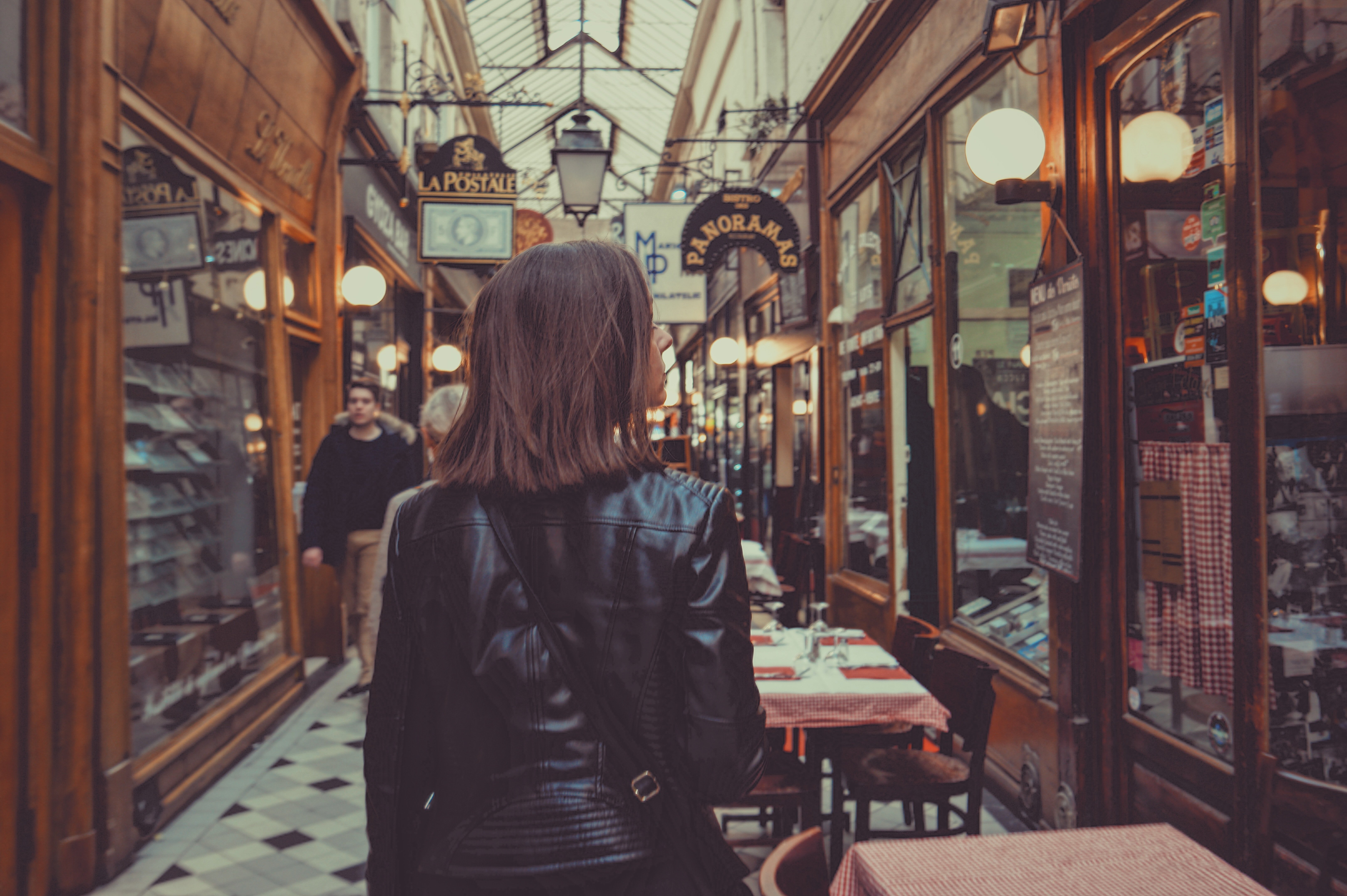 A lady walking through a store | Source: Unsplash.com