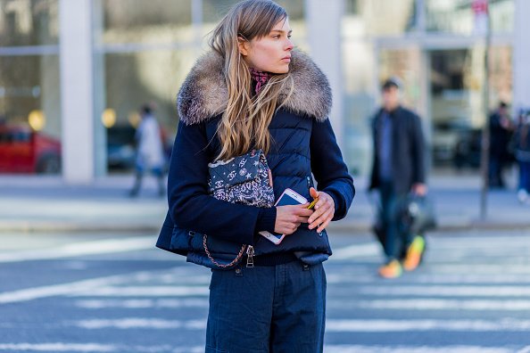 Caroline Brasch Nielsen vu à l'extérieur de Calvin Klein lors de la Fashion Week de New York | Photo | Getty Images