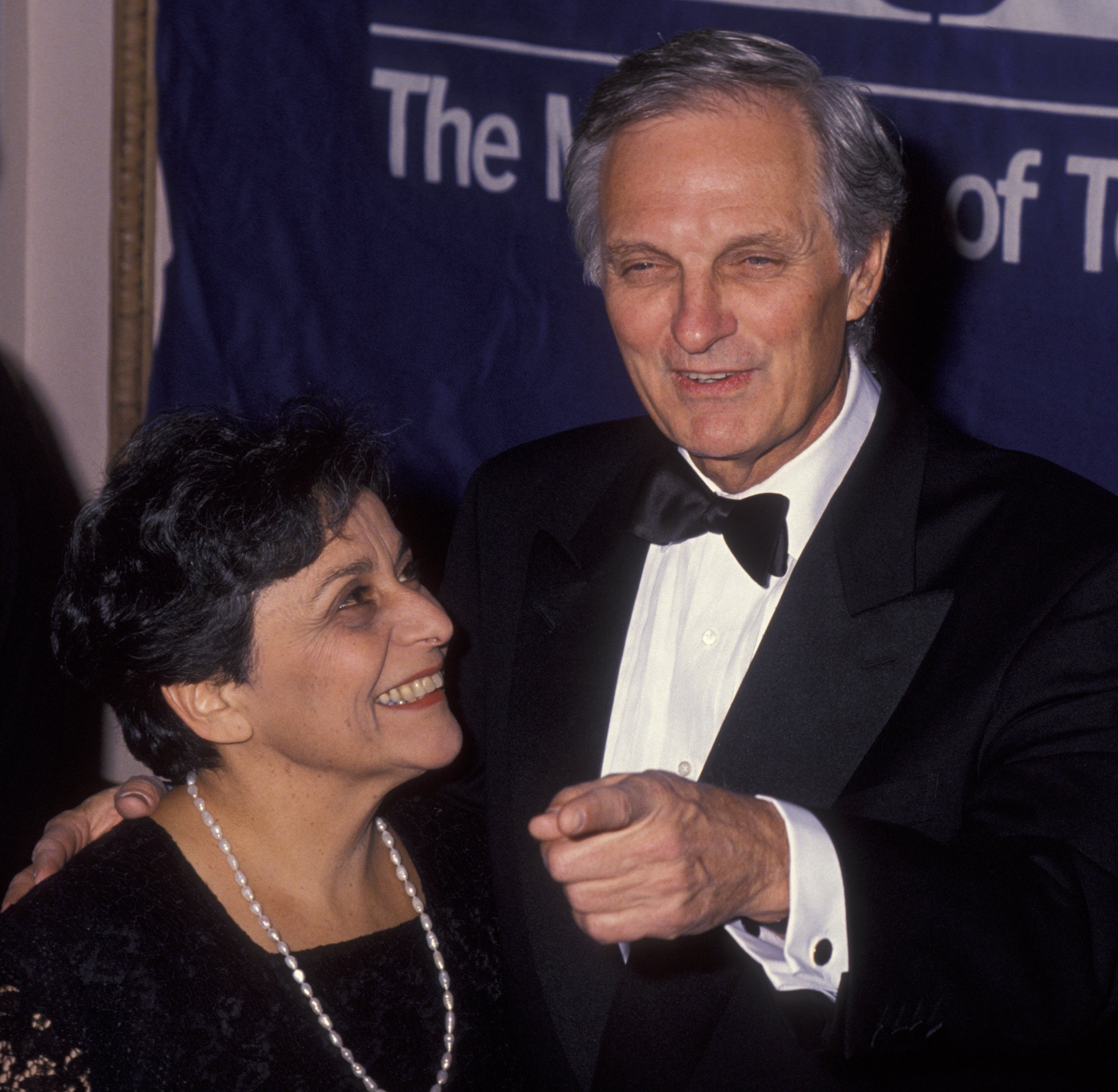 Alan Alda and Arlene Weiss attend Museum of Television and Radio Gala at the Waldorf Astoria Hotel on February 9, 1995 in New York City | Source: Getty Images 