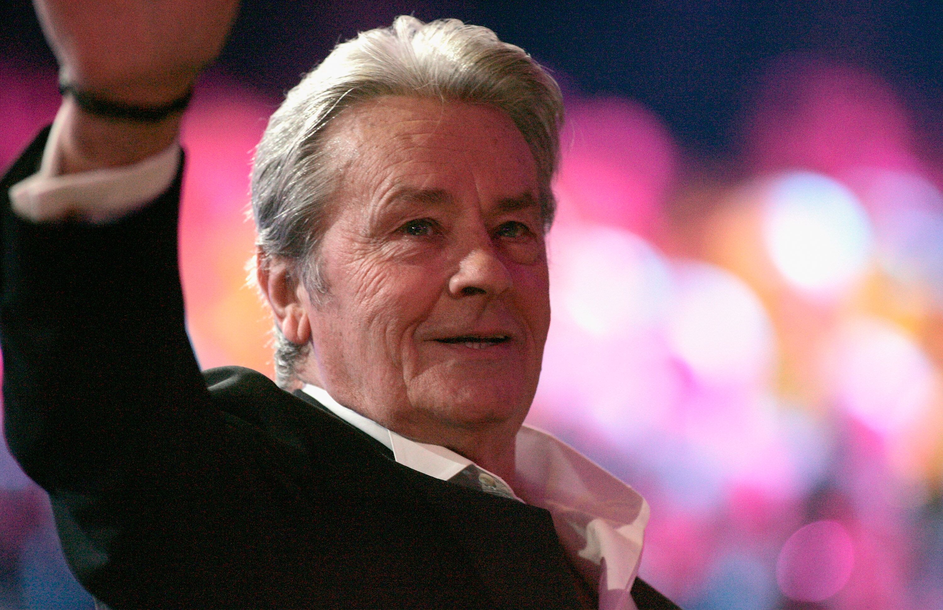 Alain Delon en train de saluer le public | Photo : GettyImage