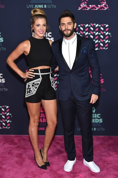 Thomas Rhett and Lauren Akins at the Bridgestone Arena on June 8, 2016 in Nashville, Tennessee. | Photo: Getty Images