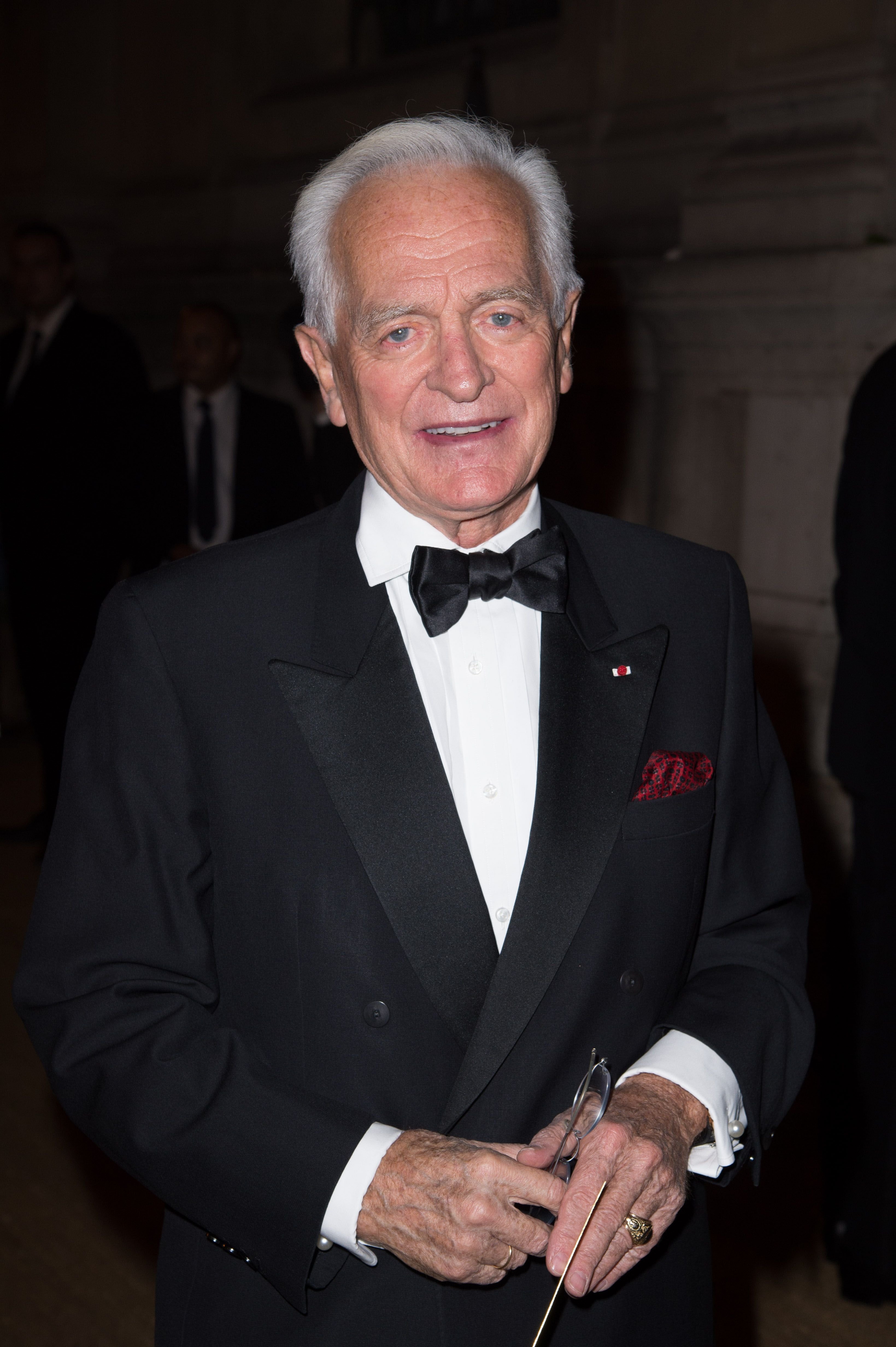 Philippe Labro arrive à un spectacle de la collection Ralph Lauren et à un dîner privé aux Beaux-Arts de Paris le 8 octobre 2013 à Paris, France. | Photo : Getty Images