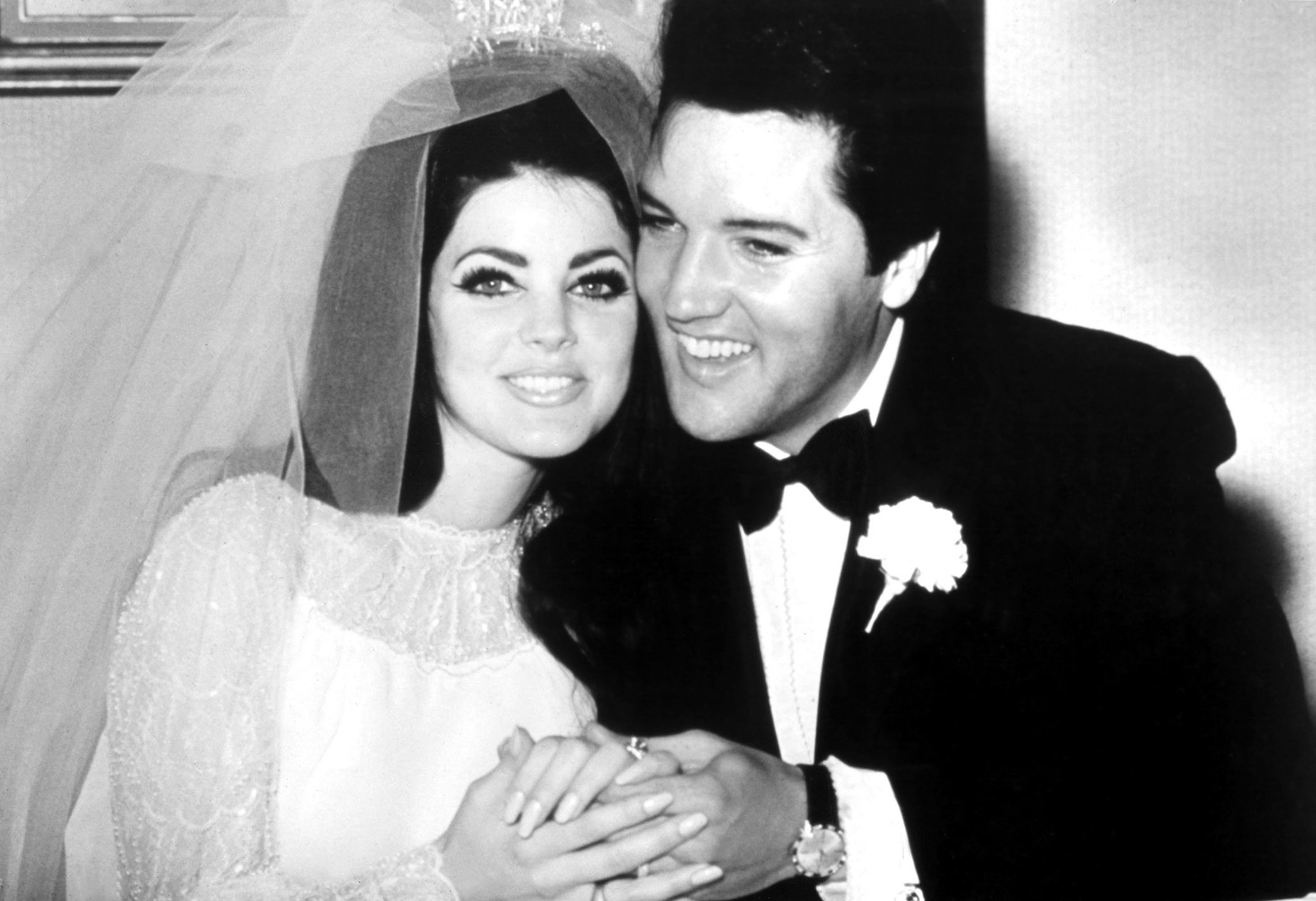 Priscilla and Elvis Presley after the marriage ceremony on May 1, 1967, in Las Vegas. | Source: Flickr/gdominick35