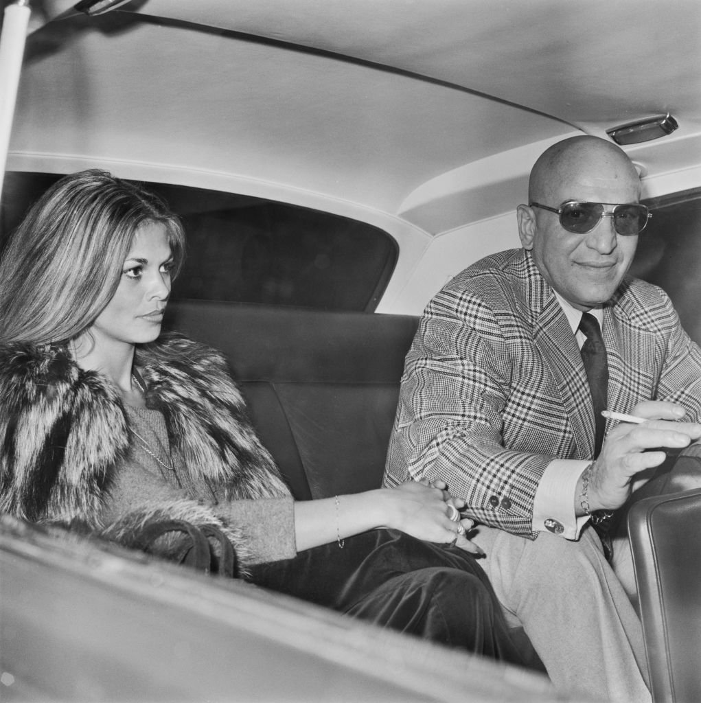 Telly Savalas with girlfriend Sally Adams on September 25, 1974 | Photo: Getty Images